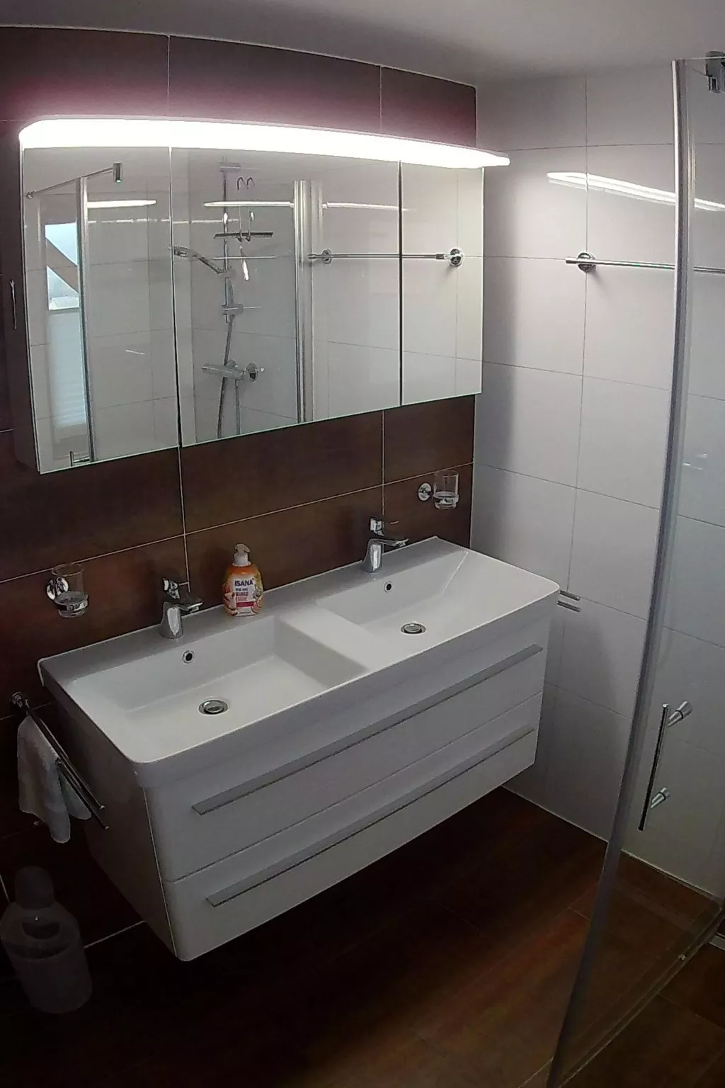 Mit komplett eingerichteter Küchenzeile im Wohnraum