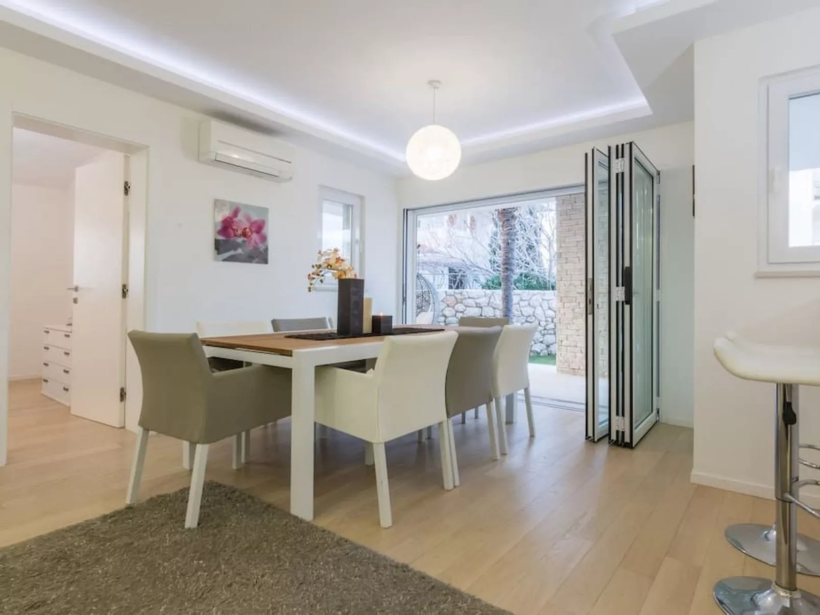 Luxuriöse Villa White Rose mit Pool in der Nähe von Zrče Beach