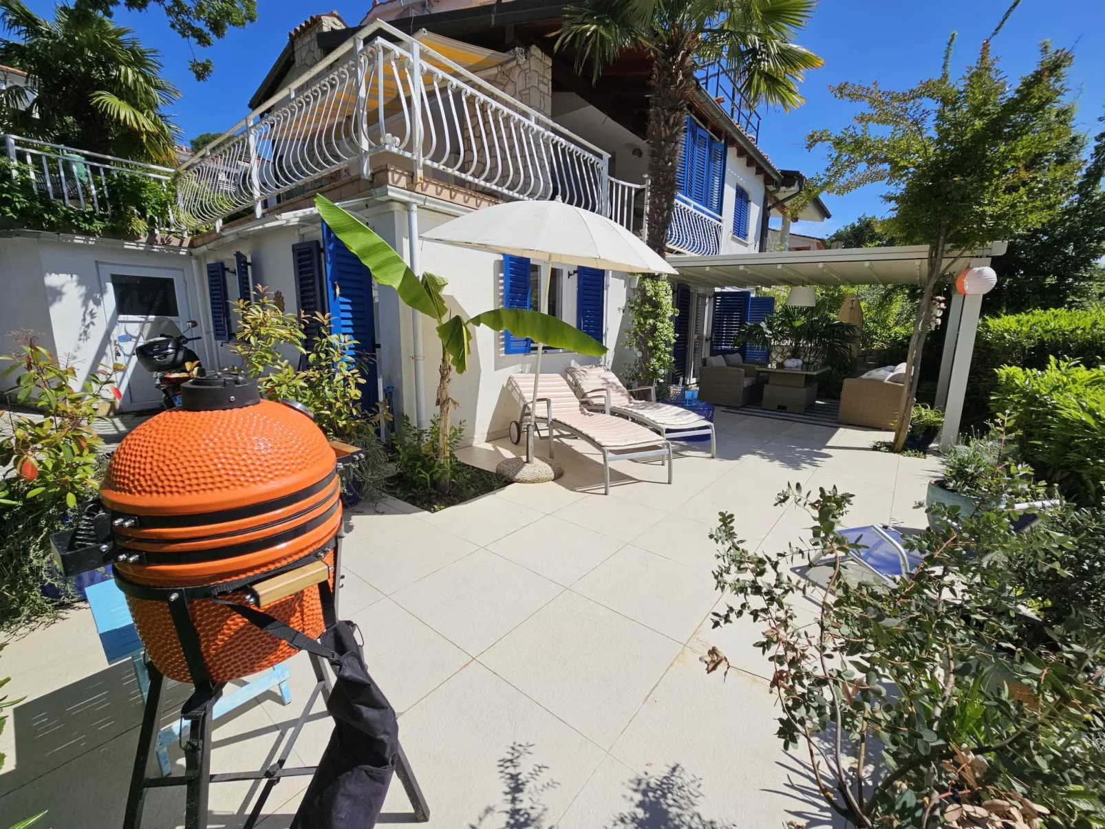 Barbara mit wünderschöne Terrasse