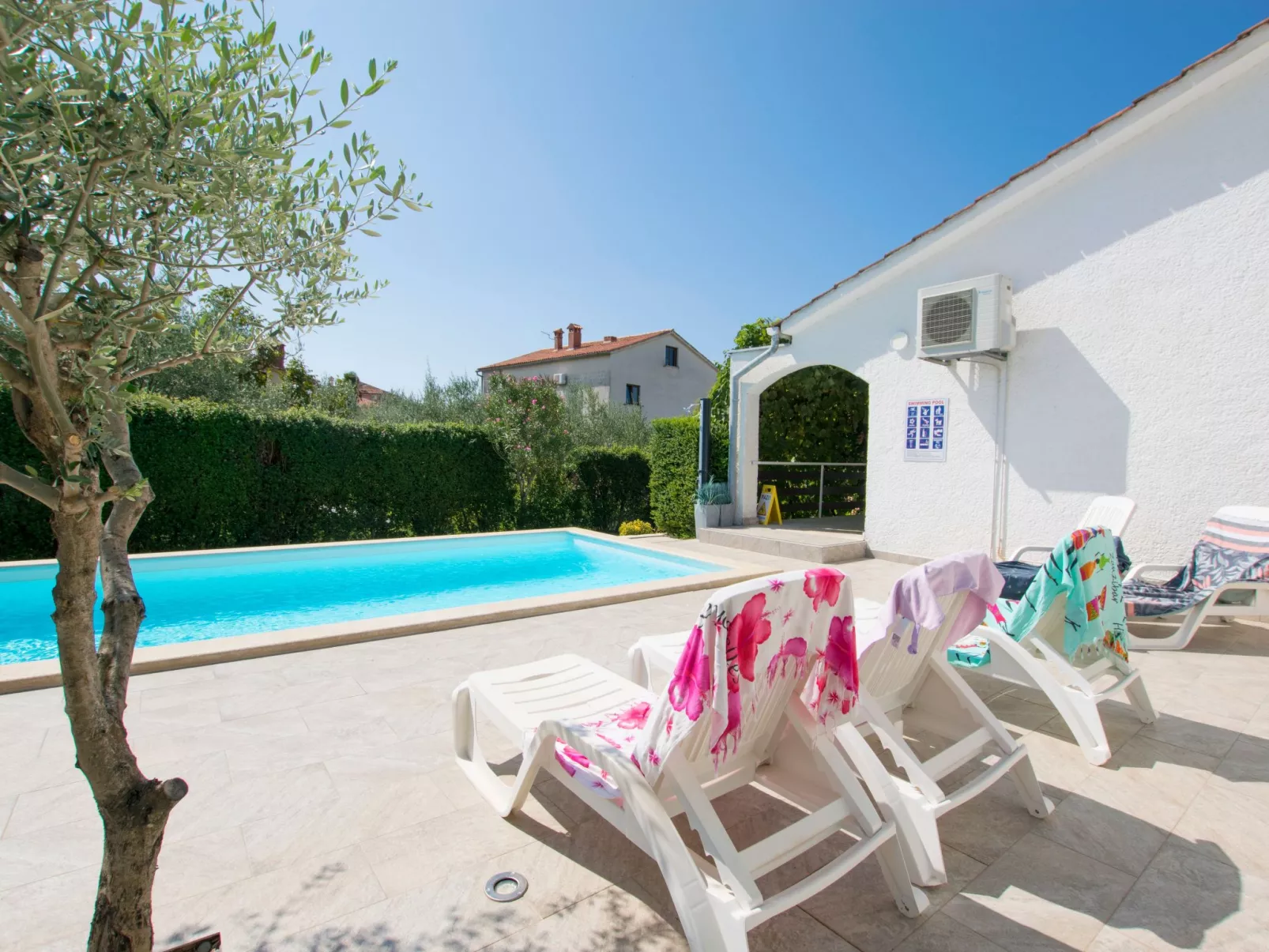 Mit Pool, großer Garten