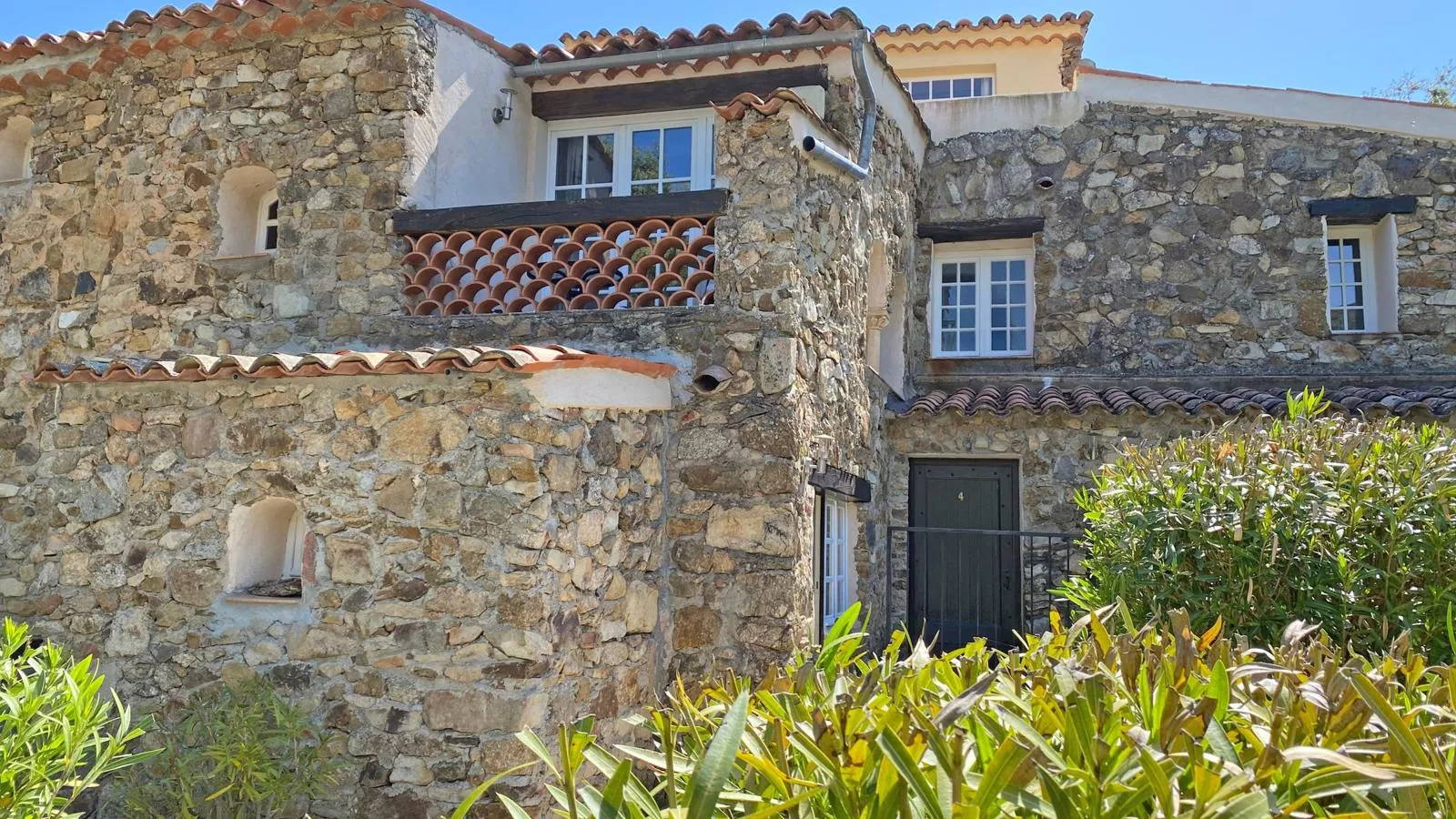 Les Roches du Sud - Buitenkant zomer