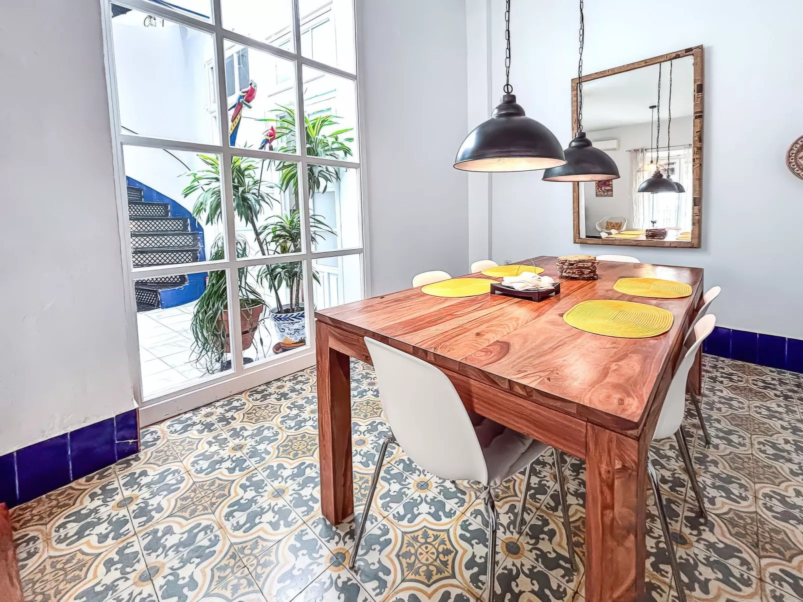 Helle Dach-Maisonette mit riesiger Terrasse