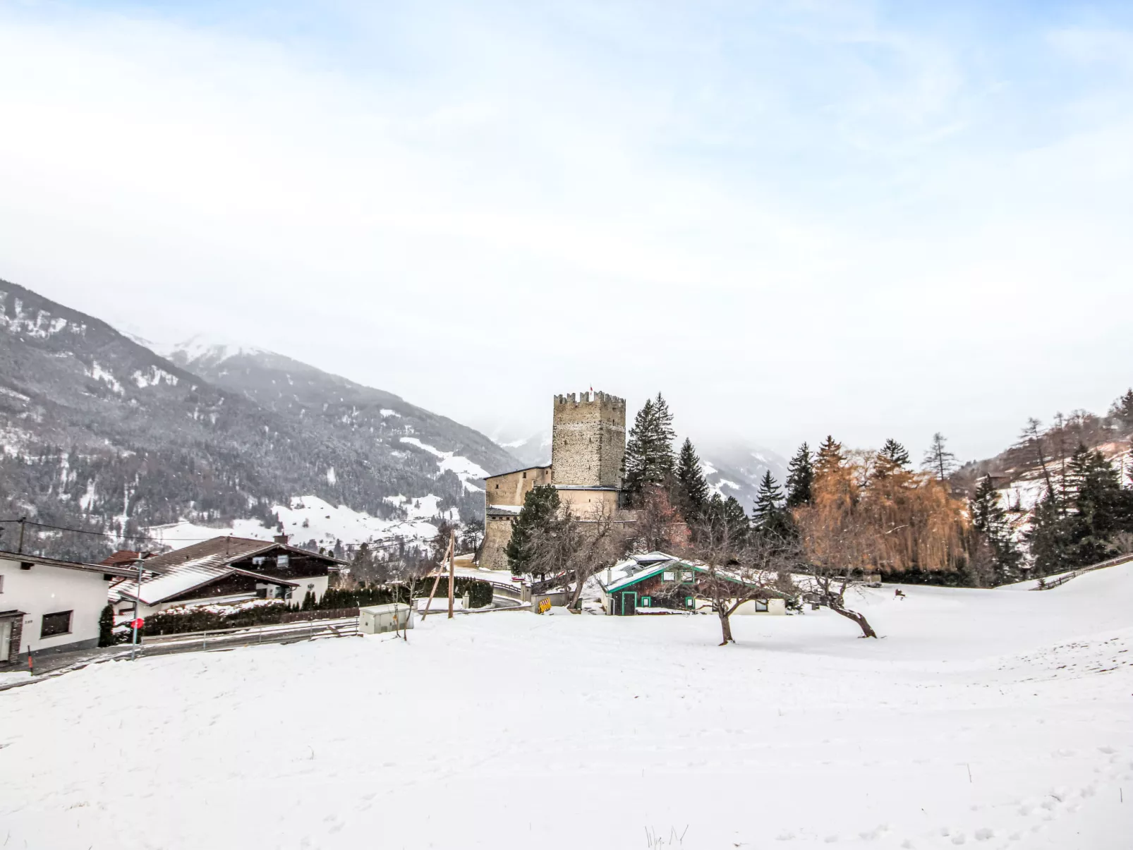 Burg Biedenegg mit Schlosscafé-Buiten