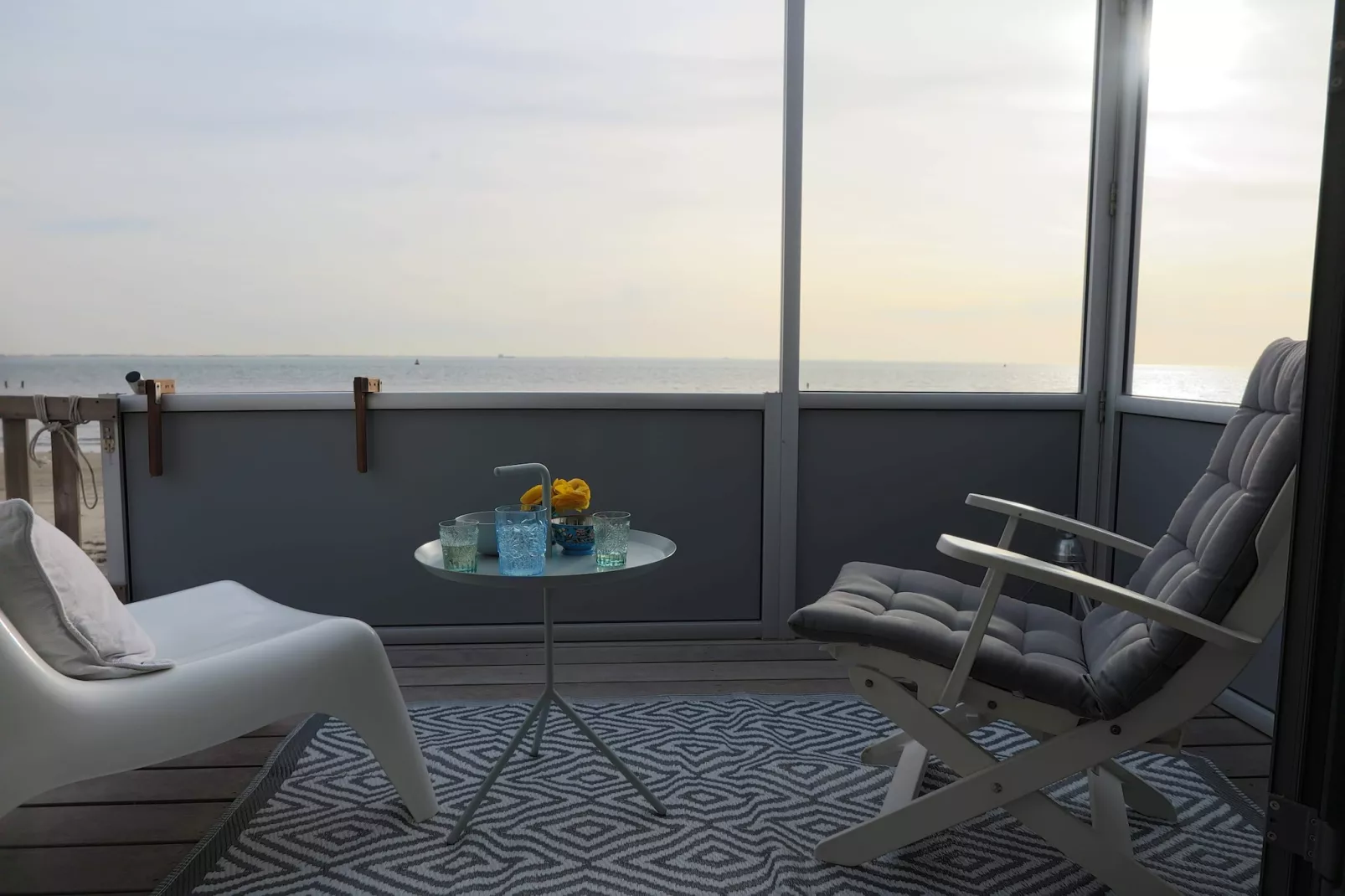 Slaapstrandhuisje - Strand dishoek 60 - Terrasbalkon