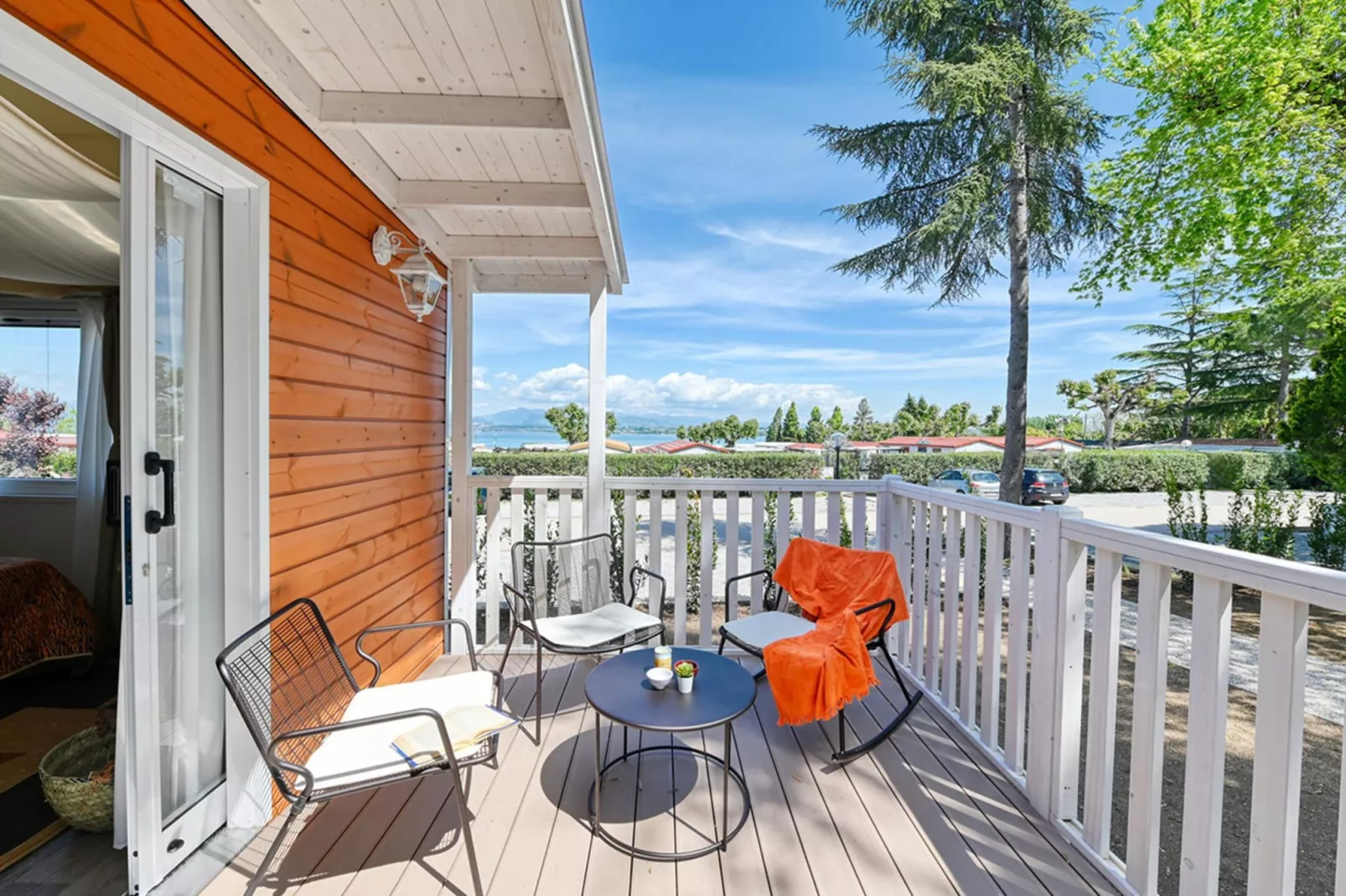 Caravanpark San Benedetto Camping Relais Peschiera / MH Borgo-Terrasbalkon