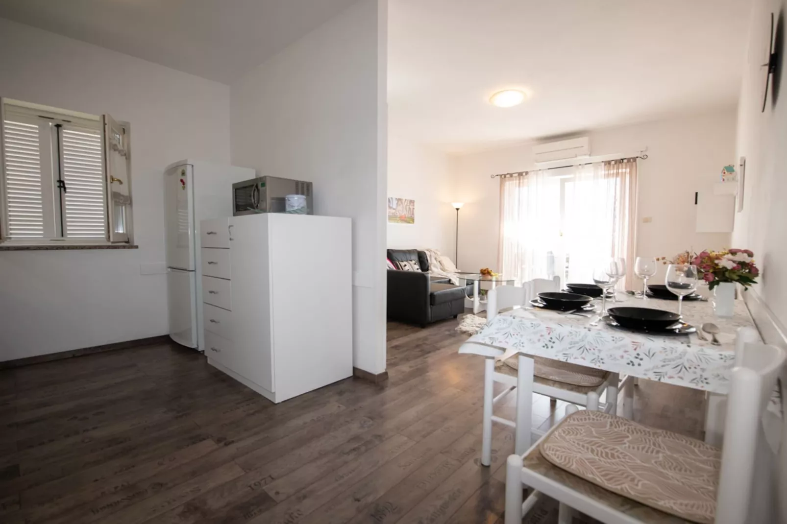 Apartments Mirjana IKA - One Bedroom Apartment With Balcony And Sea View (A2) - Woonkamer