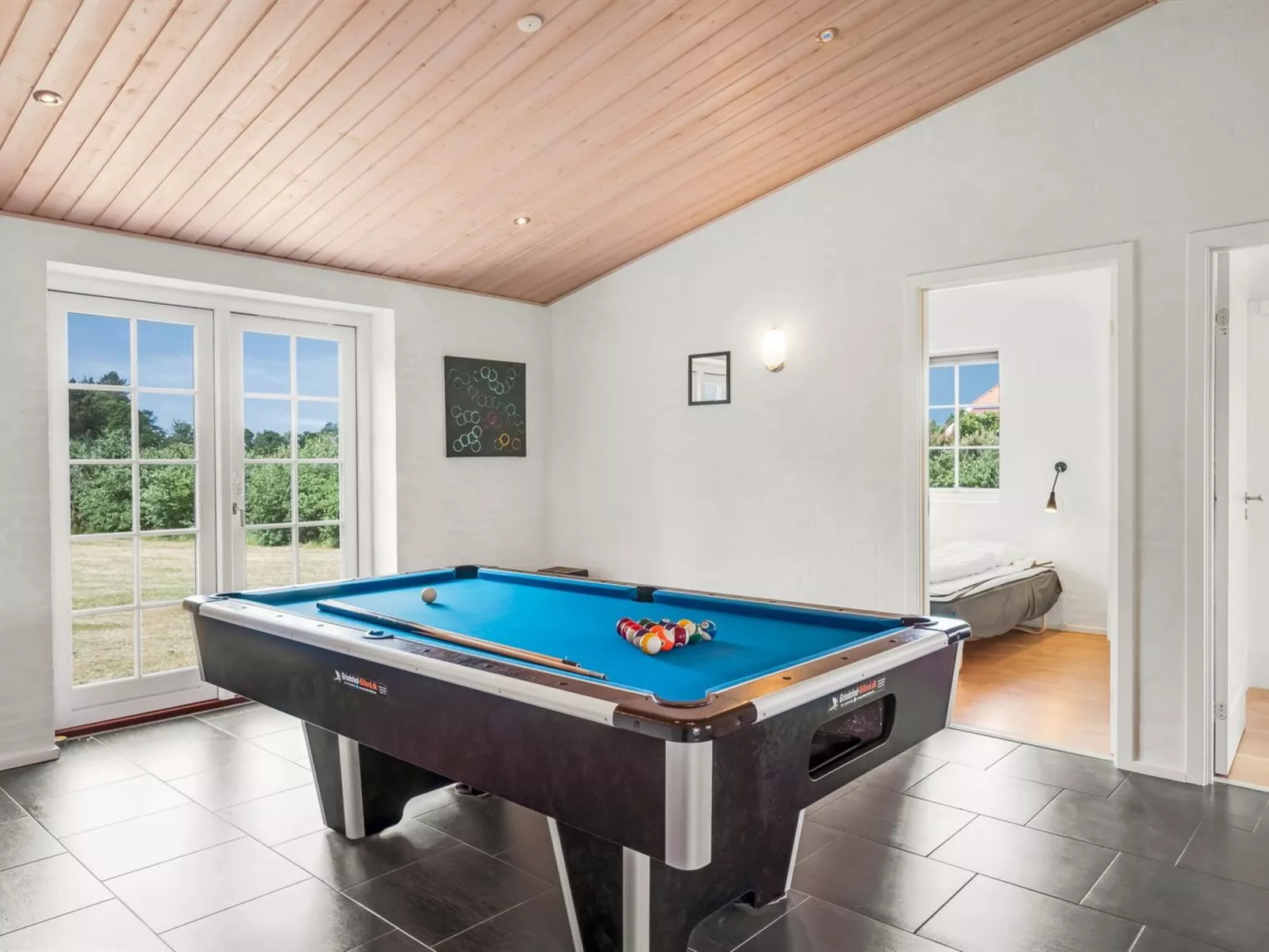 "Sod" - 3.2km from the sea - Binnen