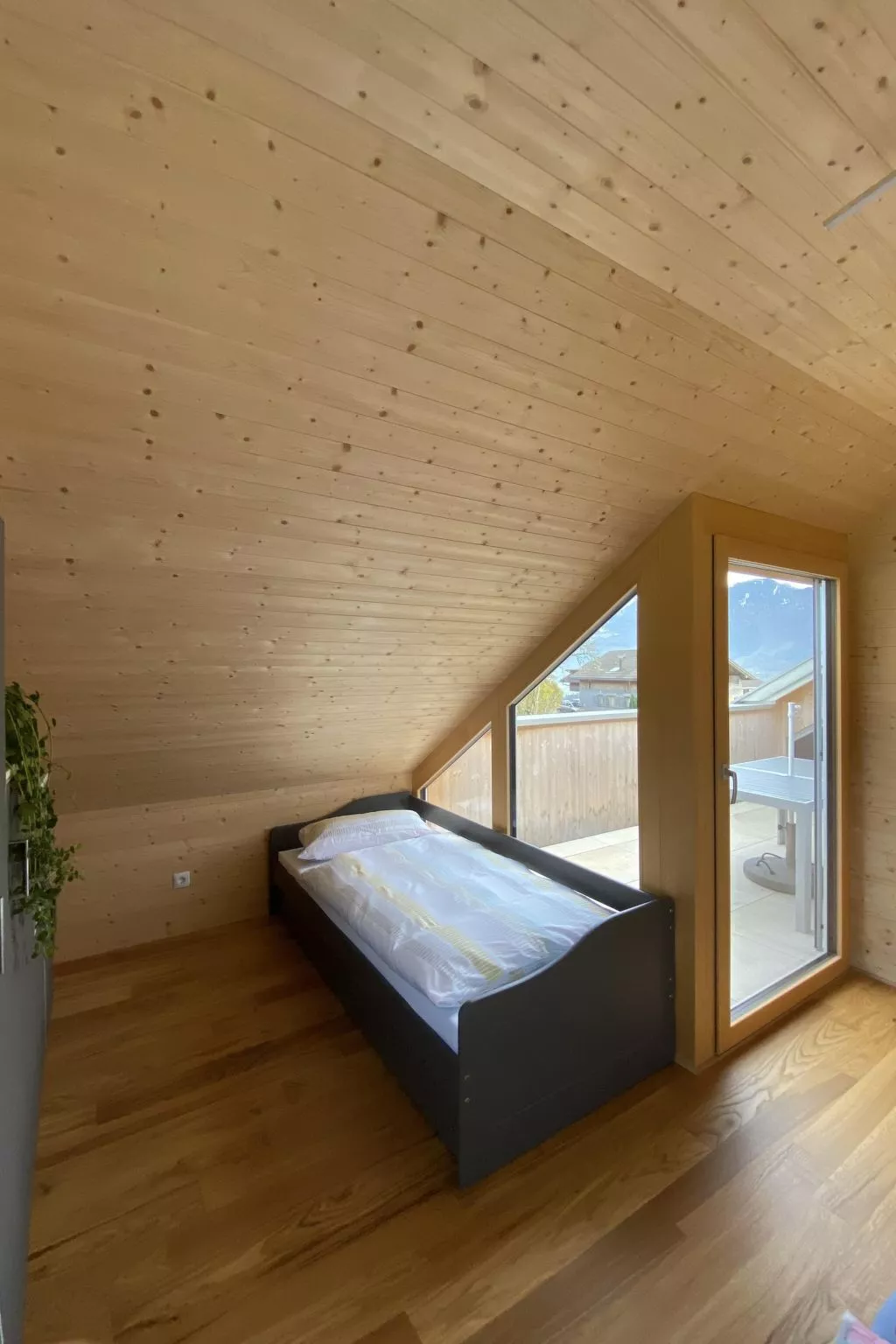 Ruhig mit einem herrlichen Blick auf die Berge. - Image-tags.info