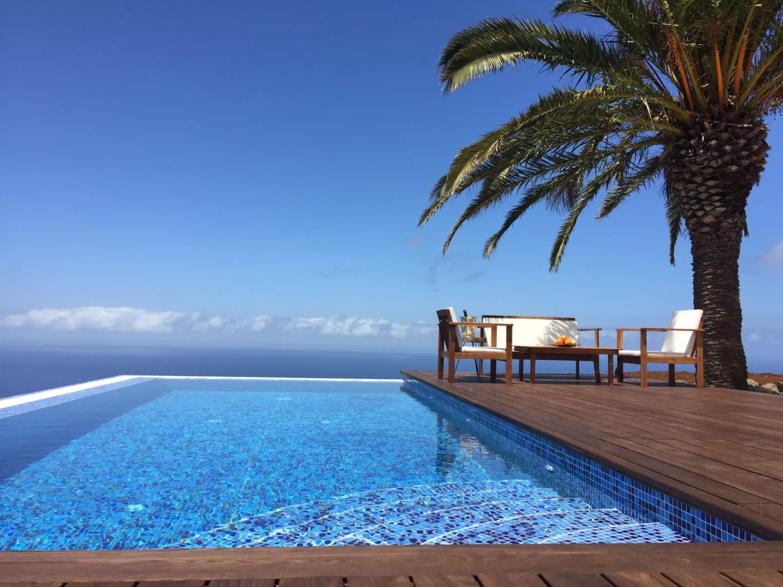 Romantische Ferienvilla mit Infinity-Pool und Panoramameerblick - Image-tags.info