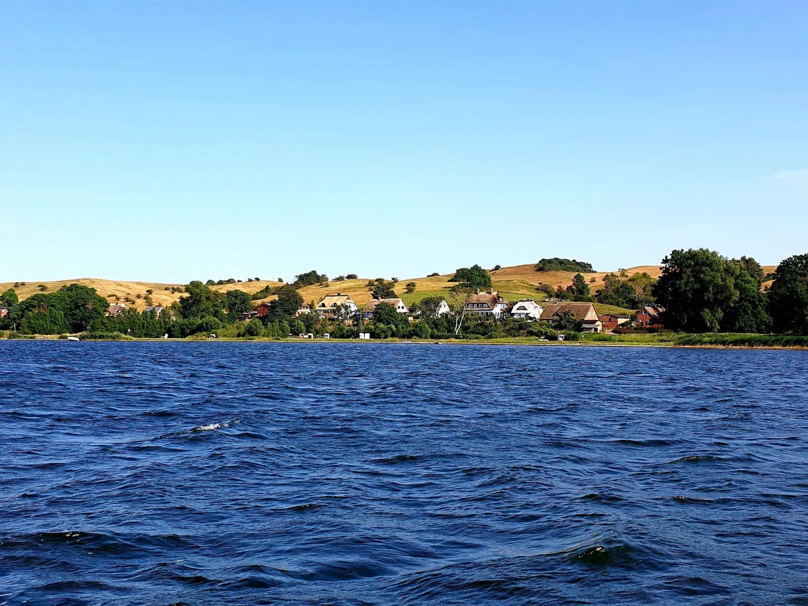 TRADITIONELLES REETDACHHAUS MIT SAUNA, KAMINOFEN UND PRIVATEM WASSERZUGANG - Image-tags.info