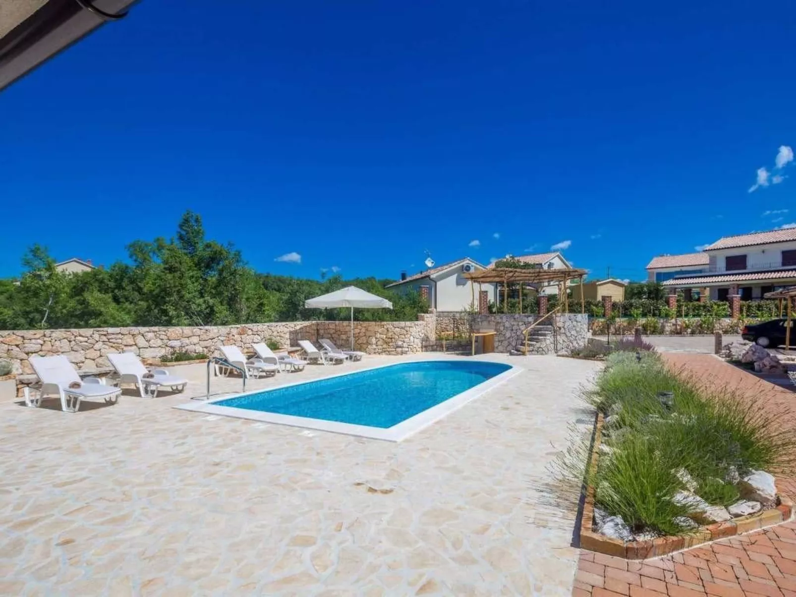 In Kras mit privatem Parkplatz - Image-tags.info