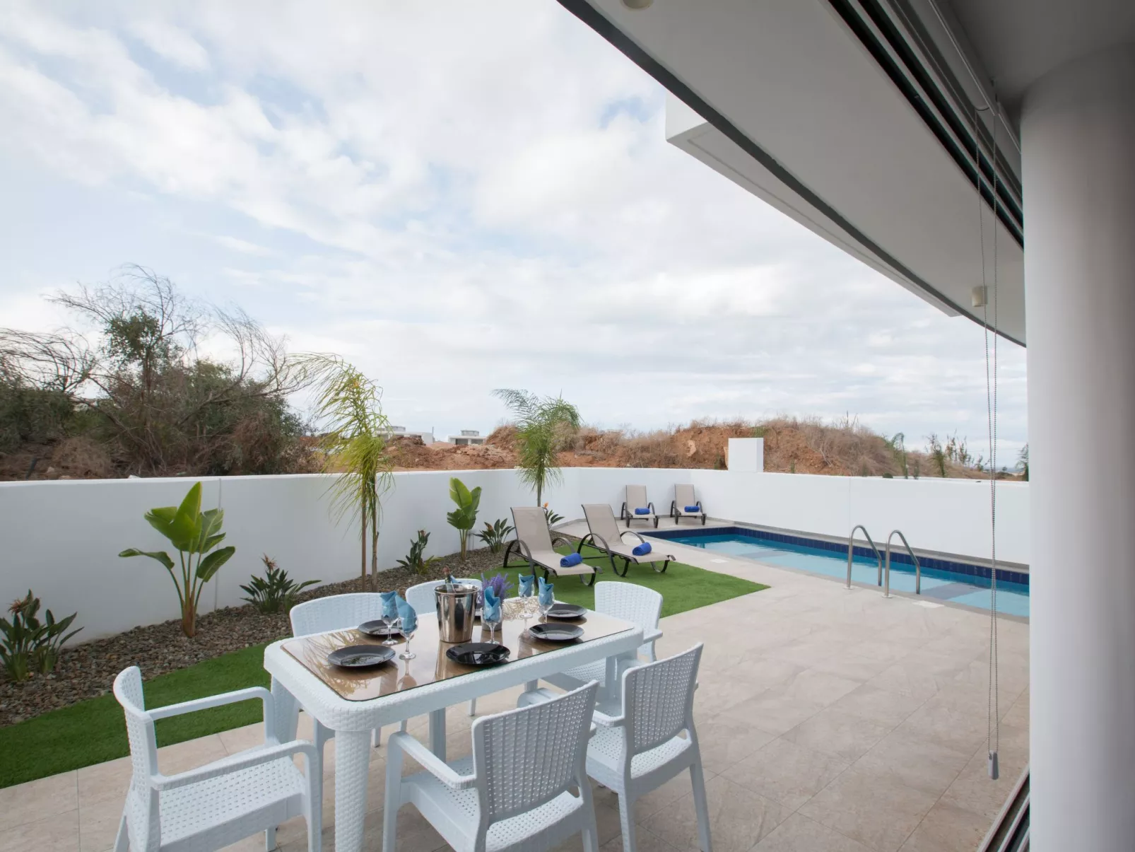 2-Schlafzimmer-Villa mit Pool, Dachgarten, Meerblick - Image-tags.info