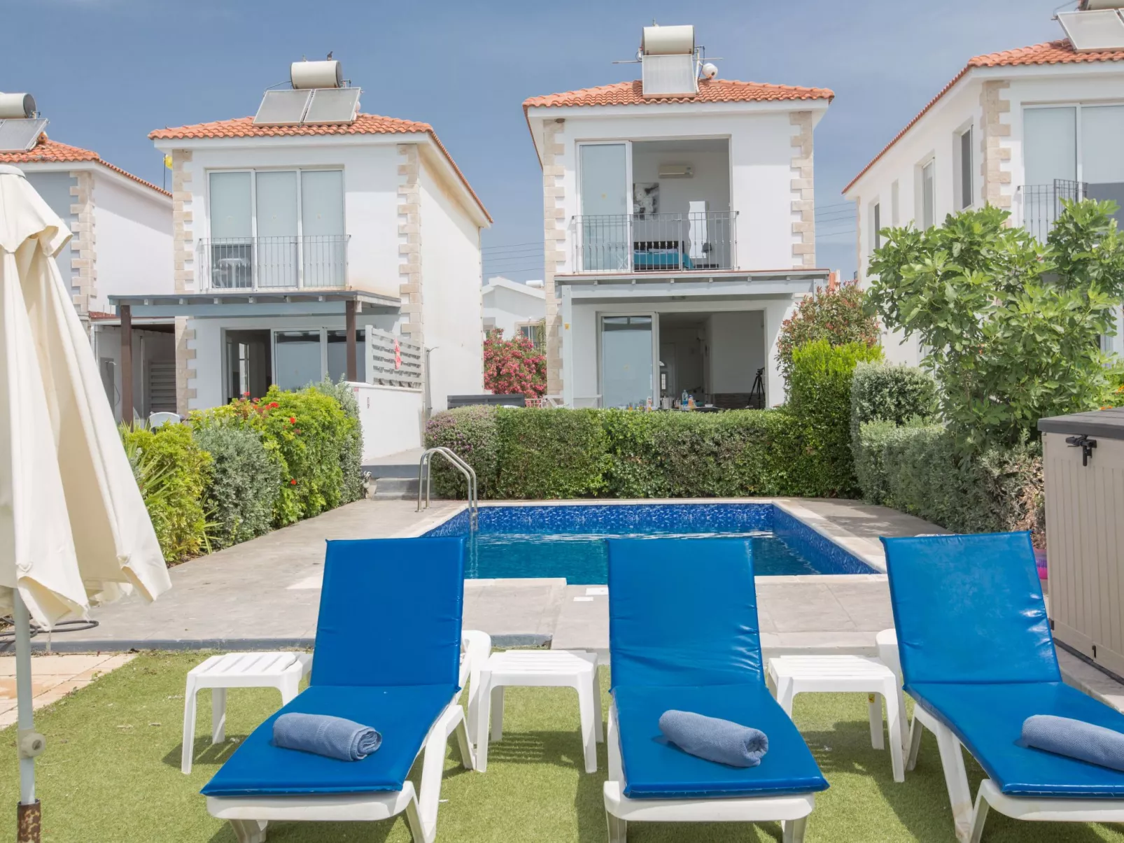 Moderne, geräumige Villa am Strand mit Pool - Image-tags.info