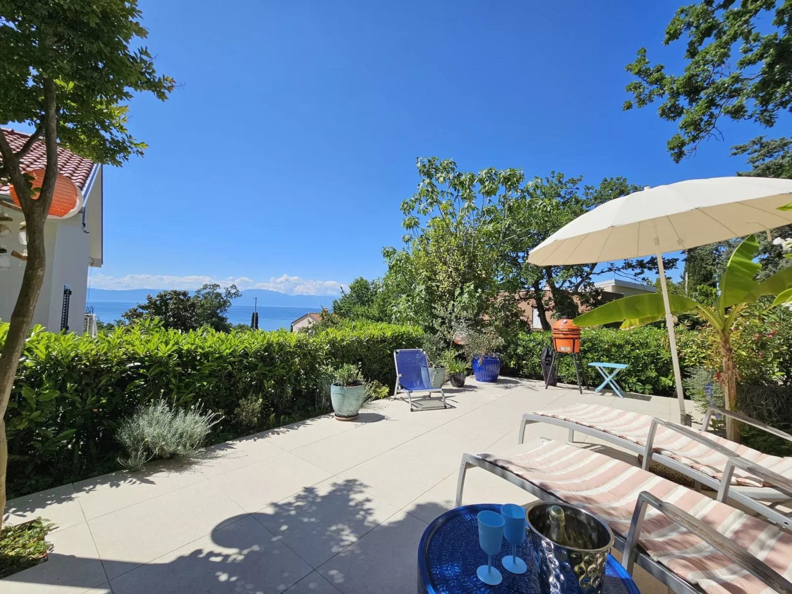 Barbara mit wünderschöne Terrasse - Image-tags.info