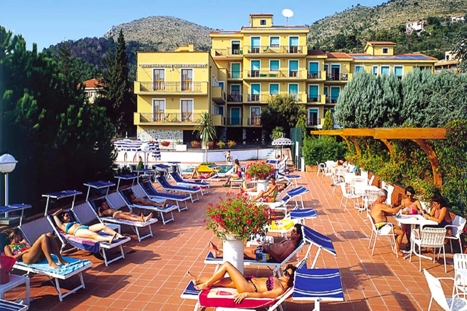 RESIDENCE I MORELLI - TWO-ROOM APARTMENT 4 PAX B4 - Buitenkant zomer