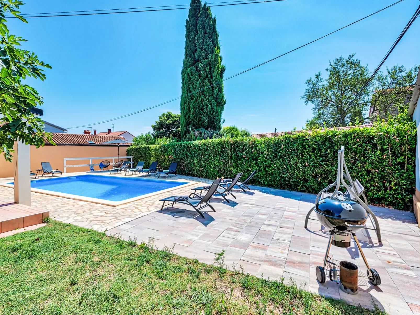 Villa mit Garten, Grill und Terrasse-Buiten