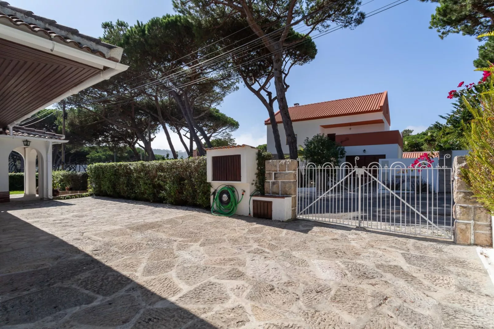 Charming  House and Terrace By Gt House-Buitenkant zomer