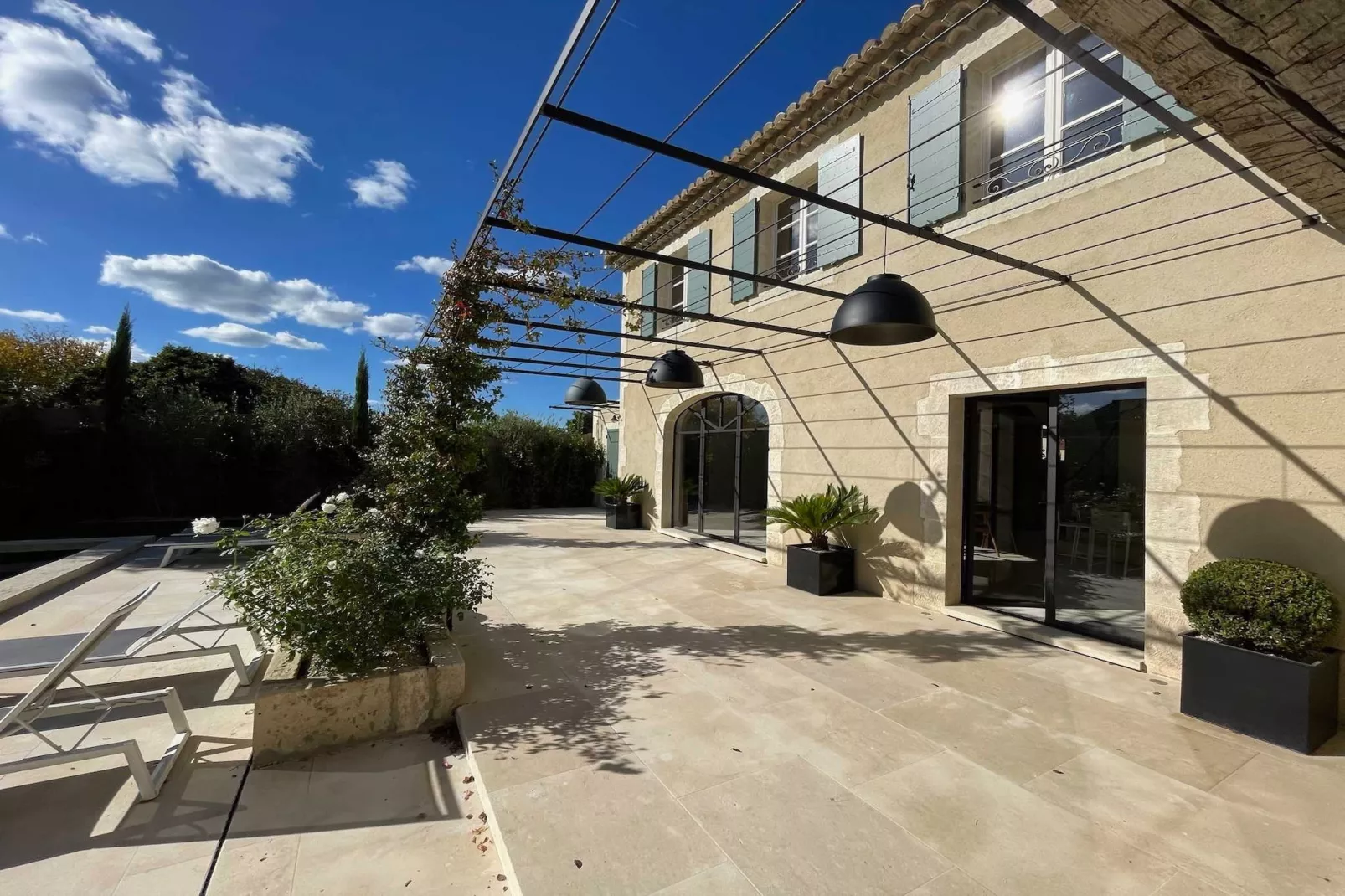 Le Mas Sorella – Votre Évasion Provençale au Cœur des Alpilles-Buitenkant zomer