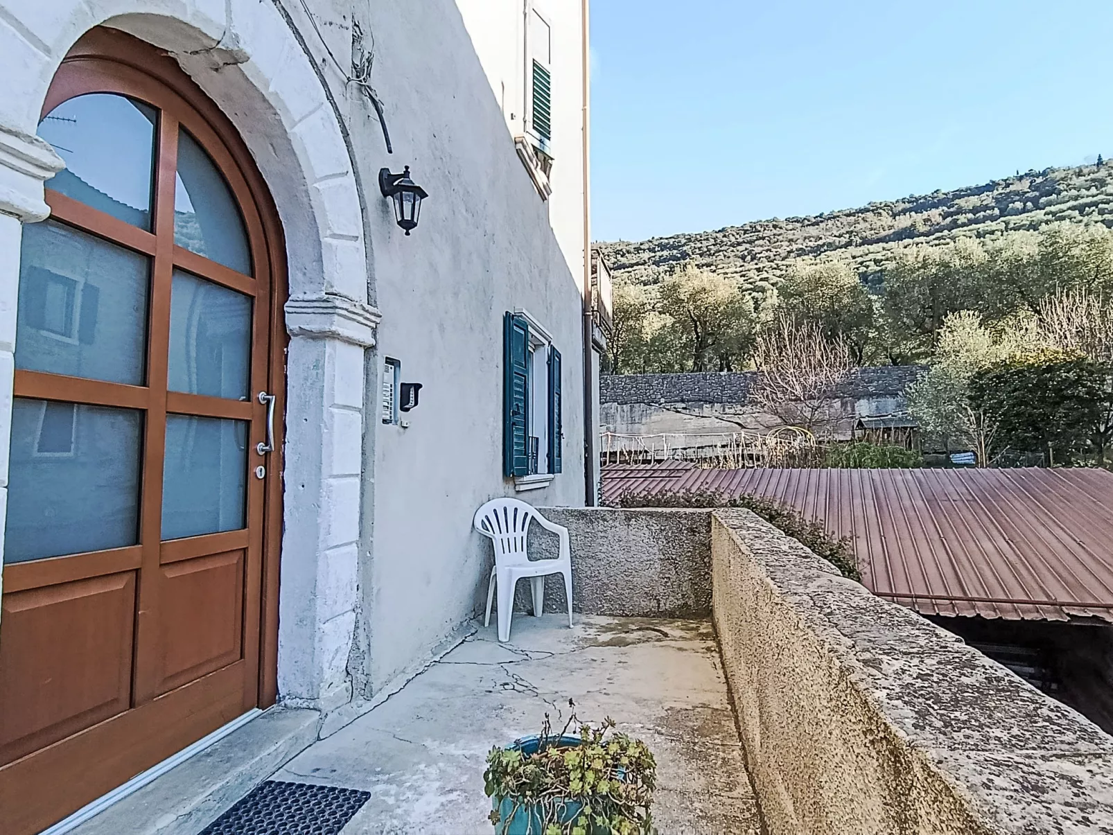 Tra gli Ulivi - Buiten