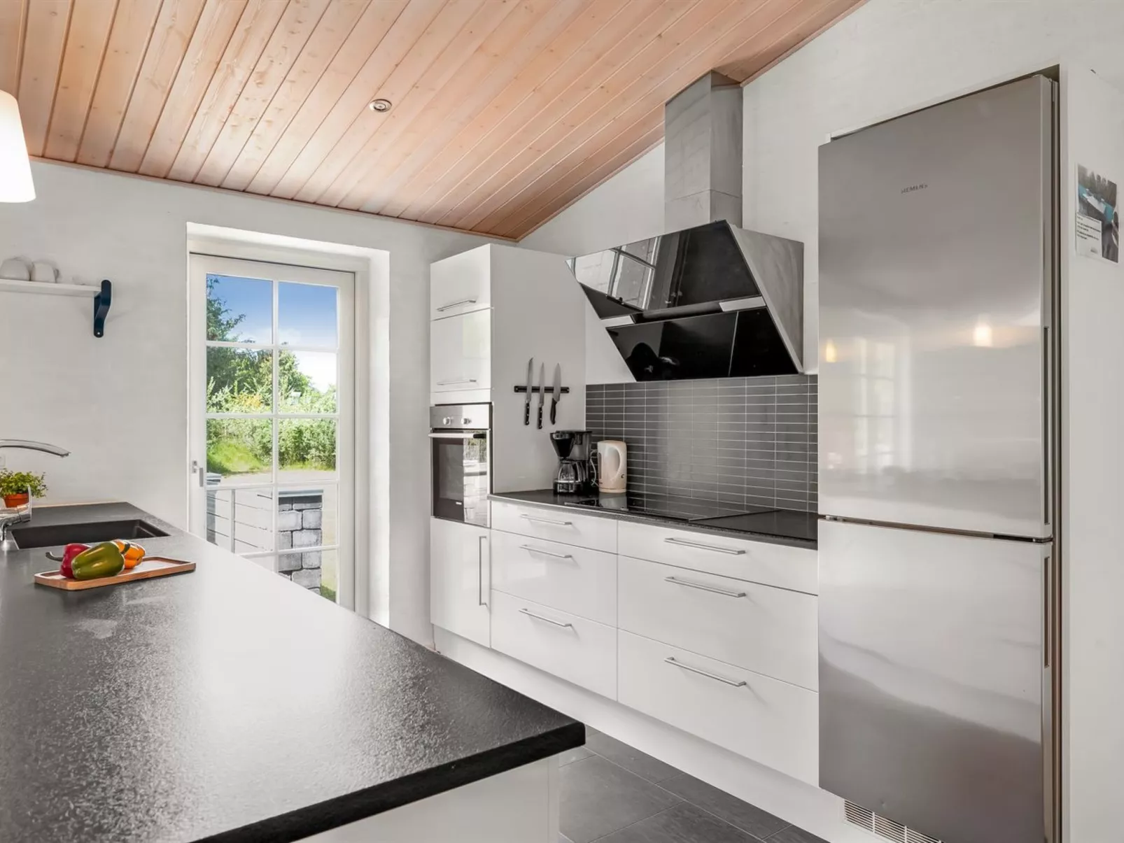 "Sod" - 3.2km from the sea - Binnen