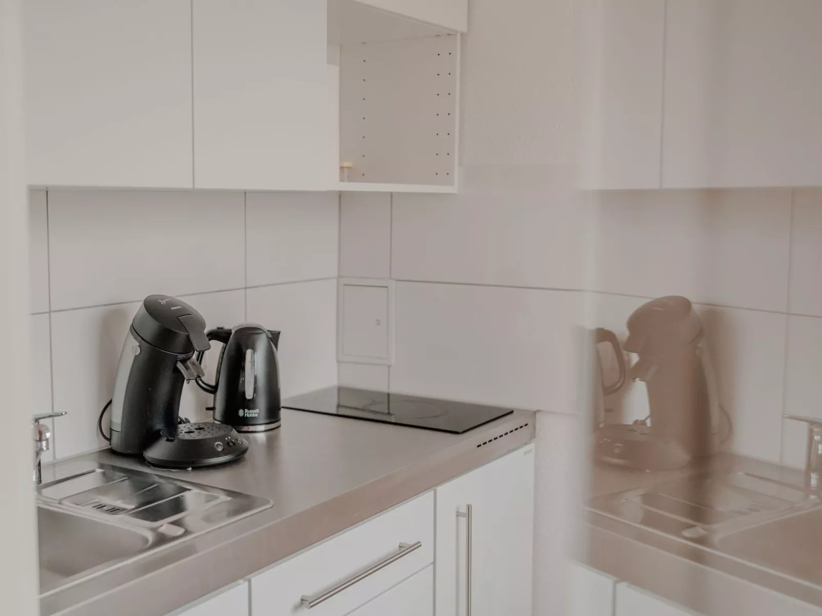 Apartment mit Küche, Arbeitsplatz und xxl Sofa - Image-tags.info