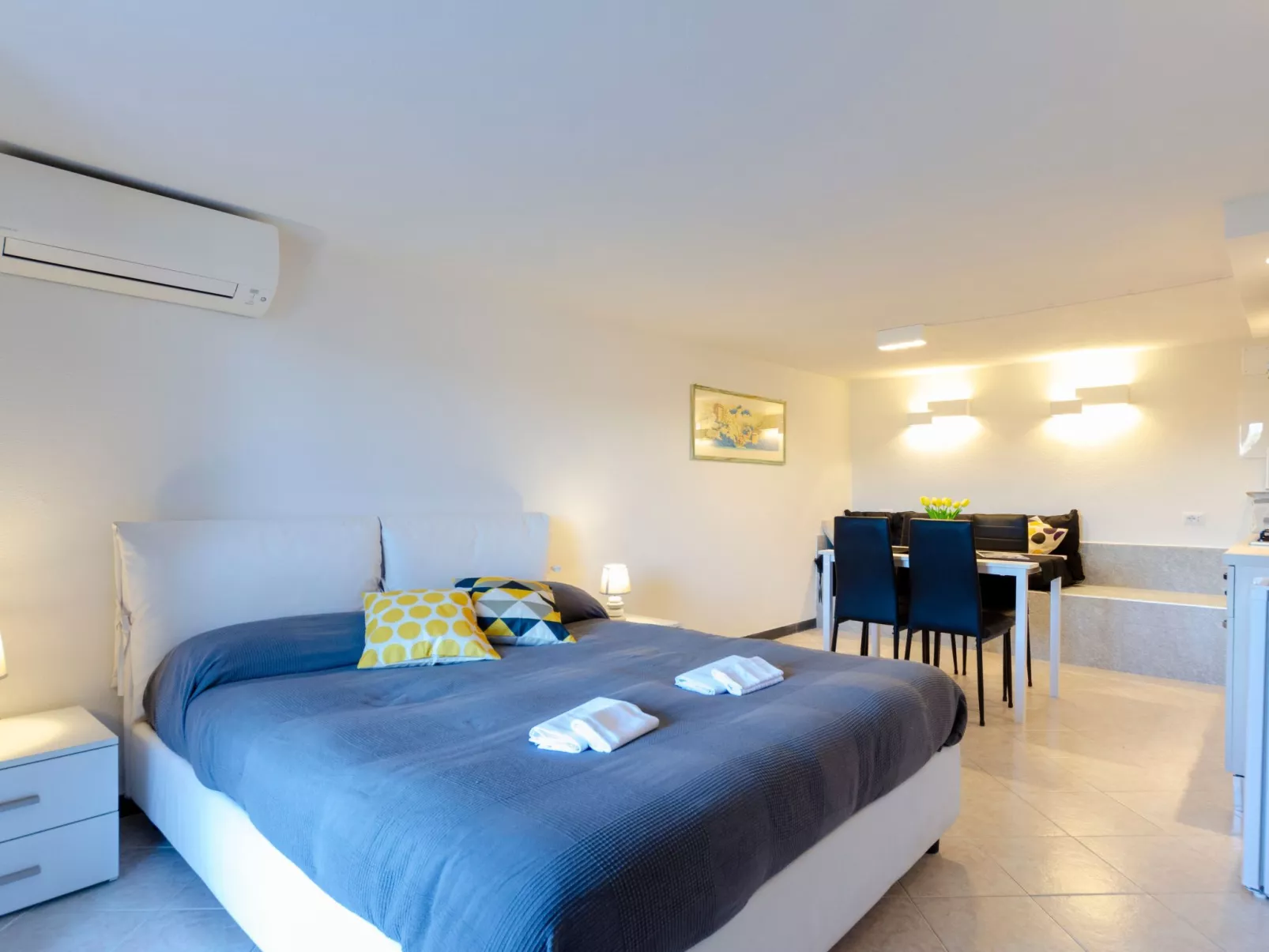 Einzimmerwohnung mit Terrasse und Blick auf den Berg - Image-tags.info