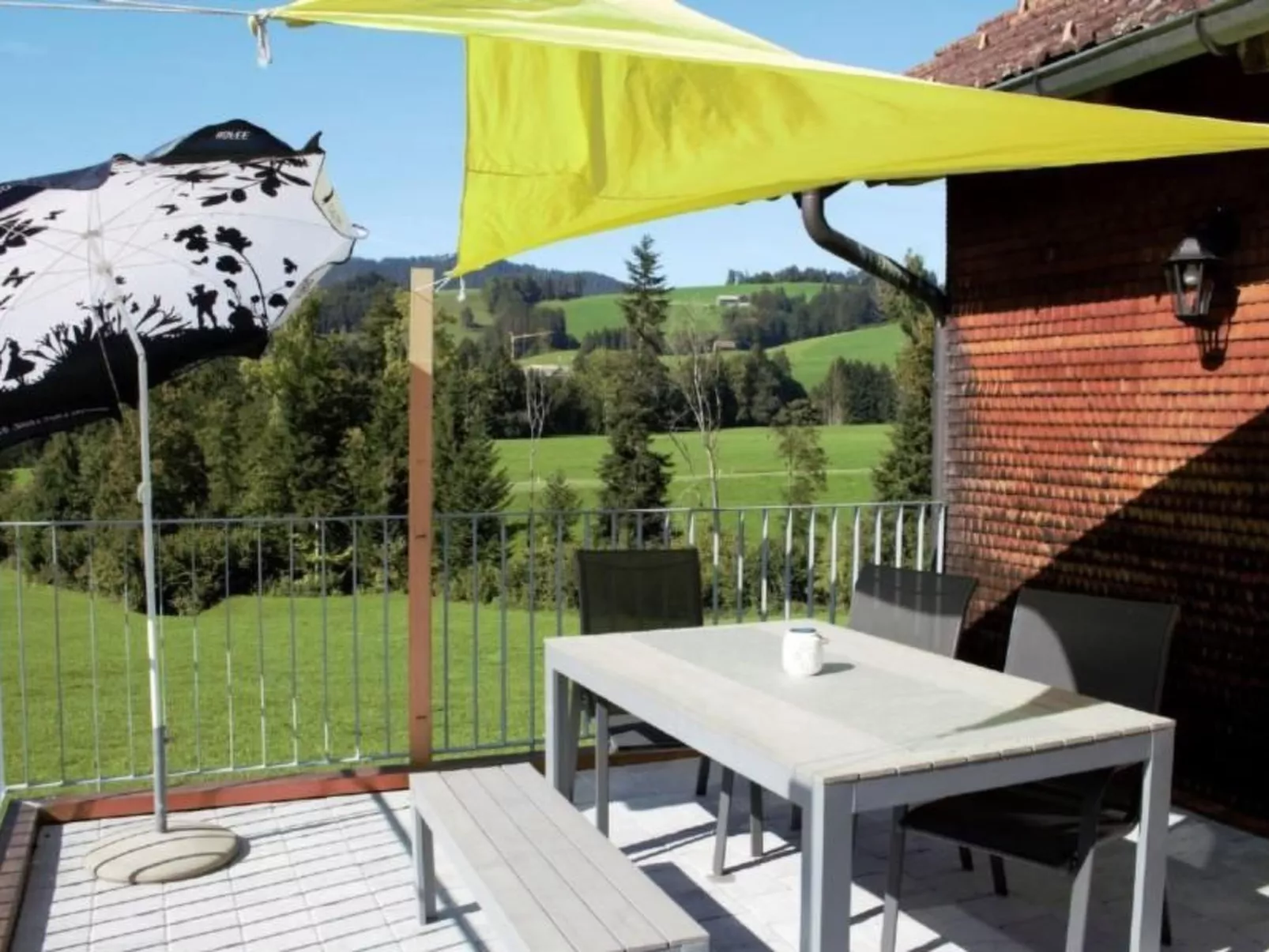 Verschlafen... in sanfte Hügel eingebettet. - Image-tags.info