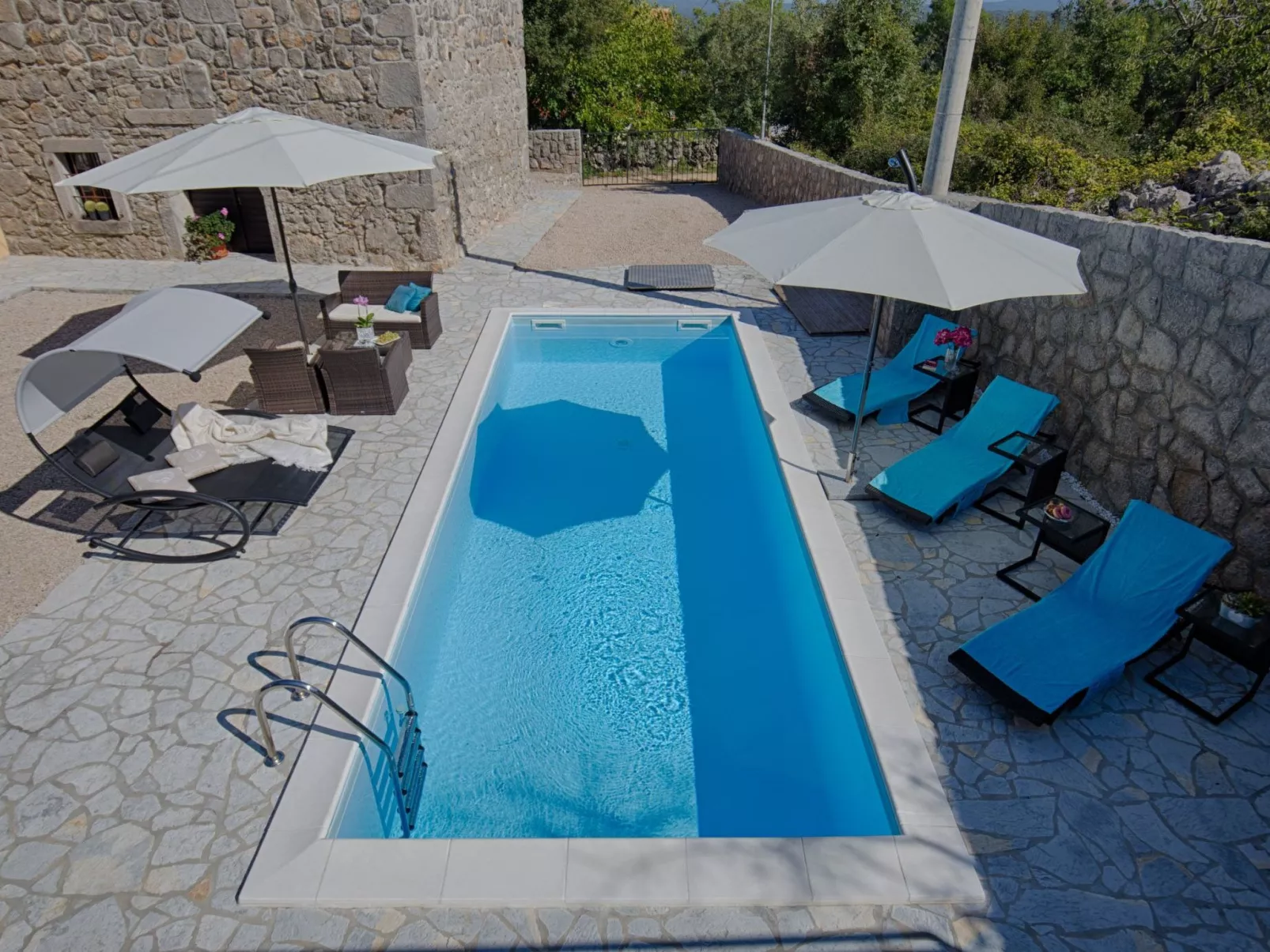 Luxuriöse Villa mit Pool, großem mediterranen Garten und Kinderspielplatz. - Image-tags.info