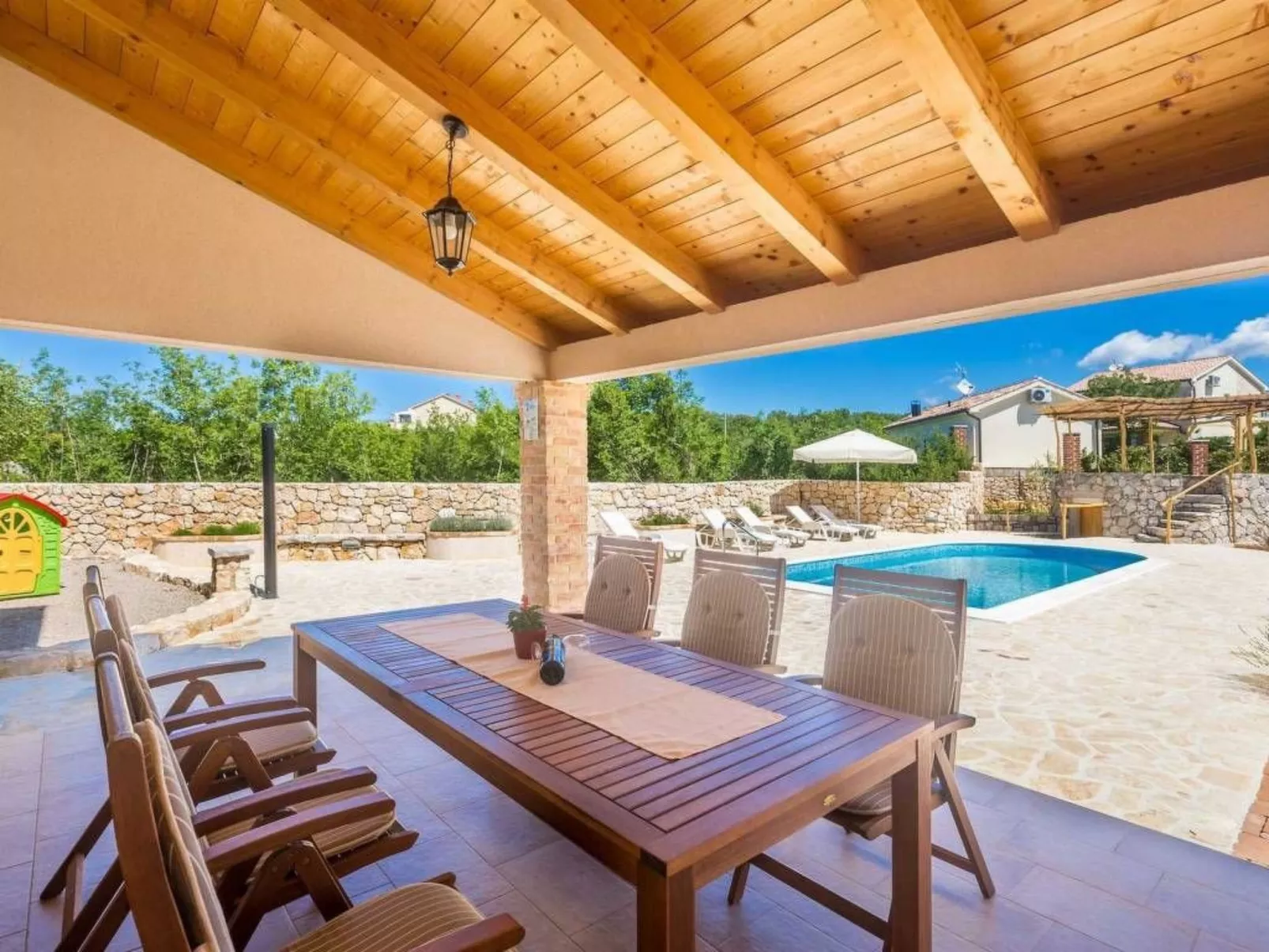 In Kras mit privatem Parkplatz - Image-tags.info