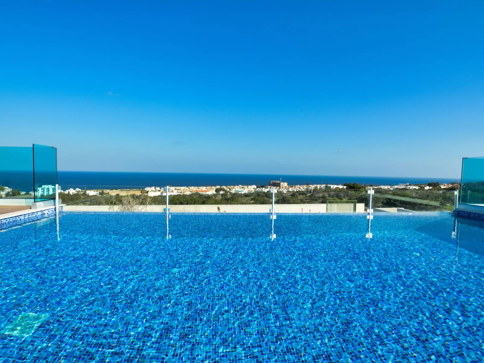 Private Villa mit 4 Schlafzimmern, Pool und Meerblick - Image-tags.info