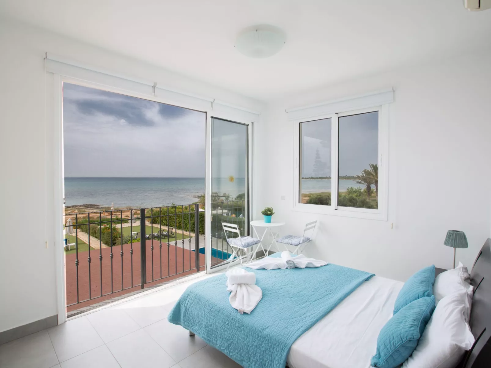 Moderne, geräumige Villa am Strand mit Pool - Image-tags.info