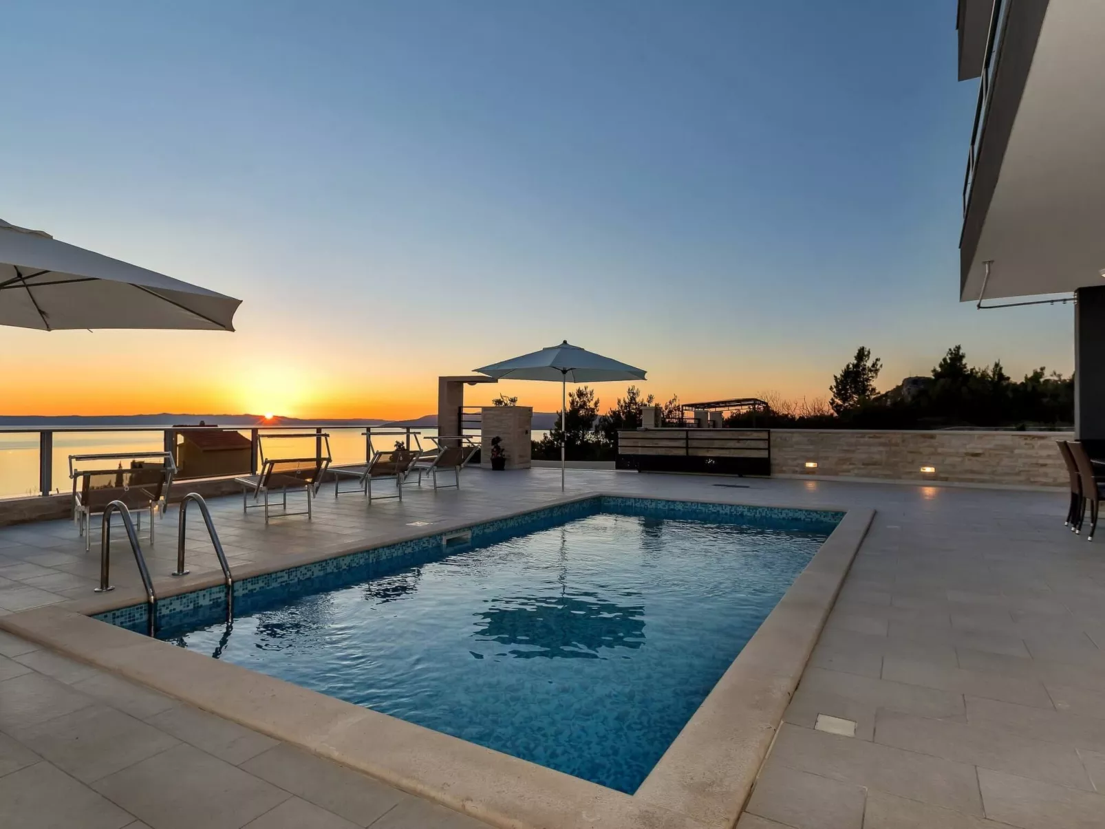 Villa Infinite mit Schwimmbad und Meerblick - Buiten