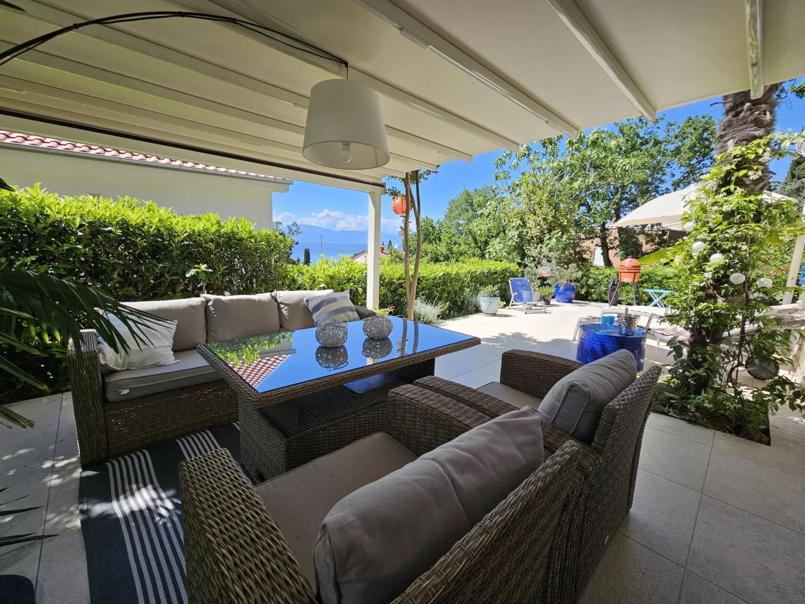 Barbara mit wünderschöne Terrasse - Image-tags.info