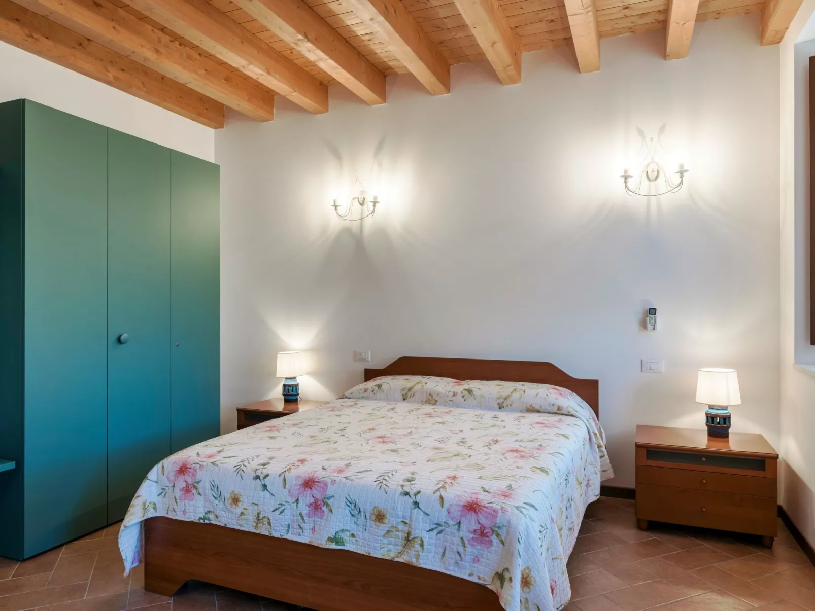 Zweizimmerwohnung mit Doppelbett und zwei Schlafsofas - Image-tags.info