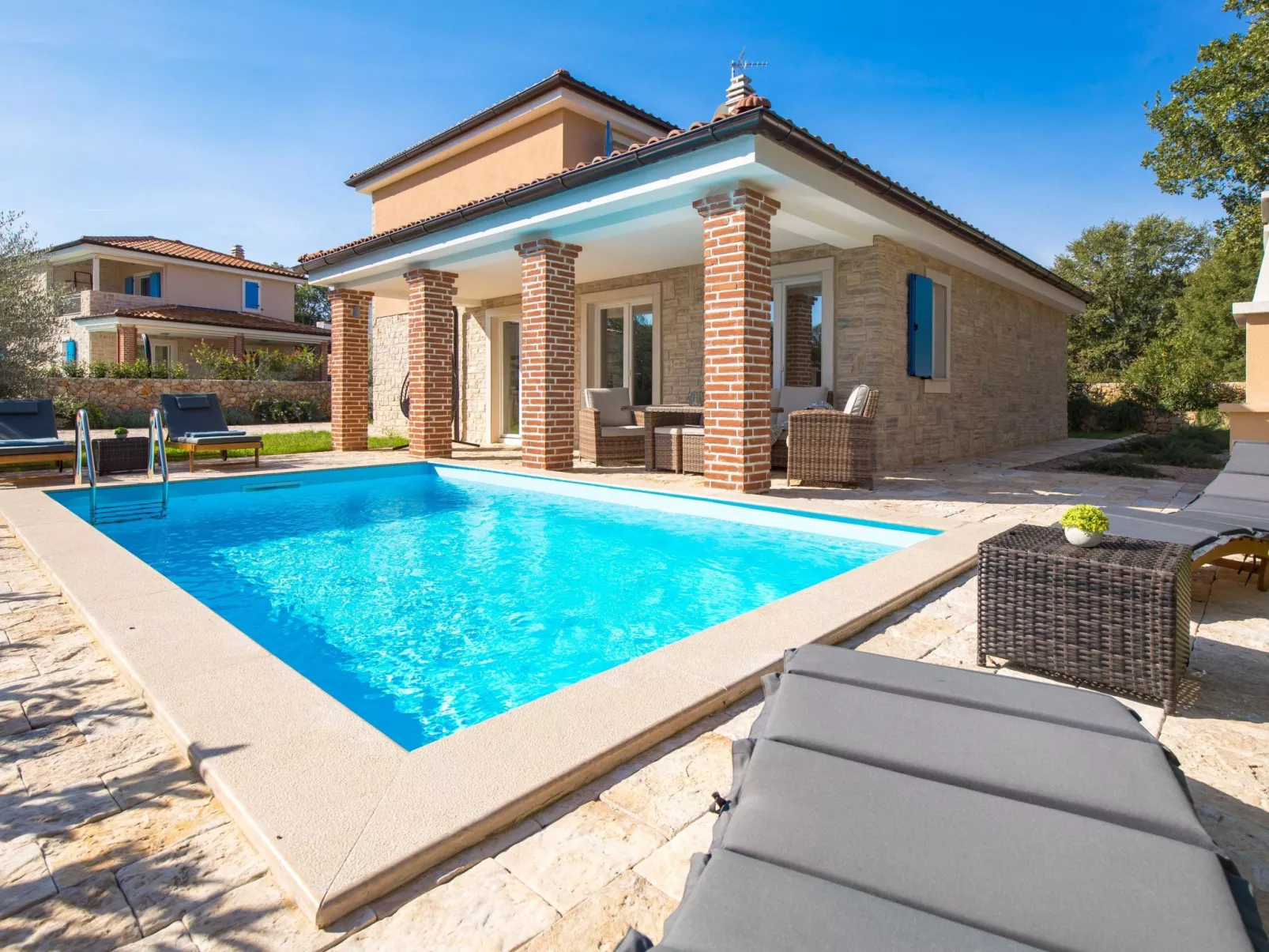 Romantische Villa mit Pool, umgeben von Natur - Image-tags.info