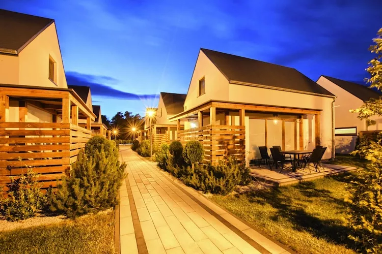 Domy z basenem Rogowo dla 6 osób-Buitenkant zomer