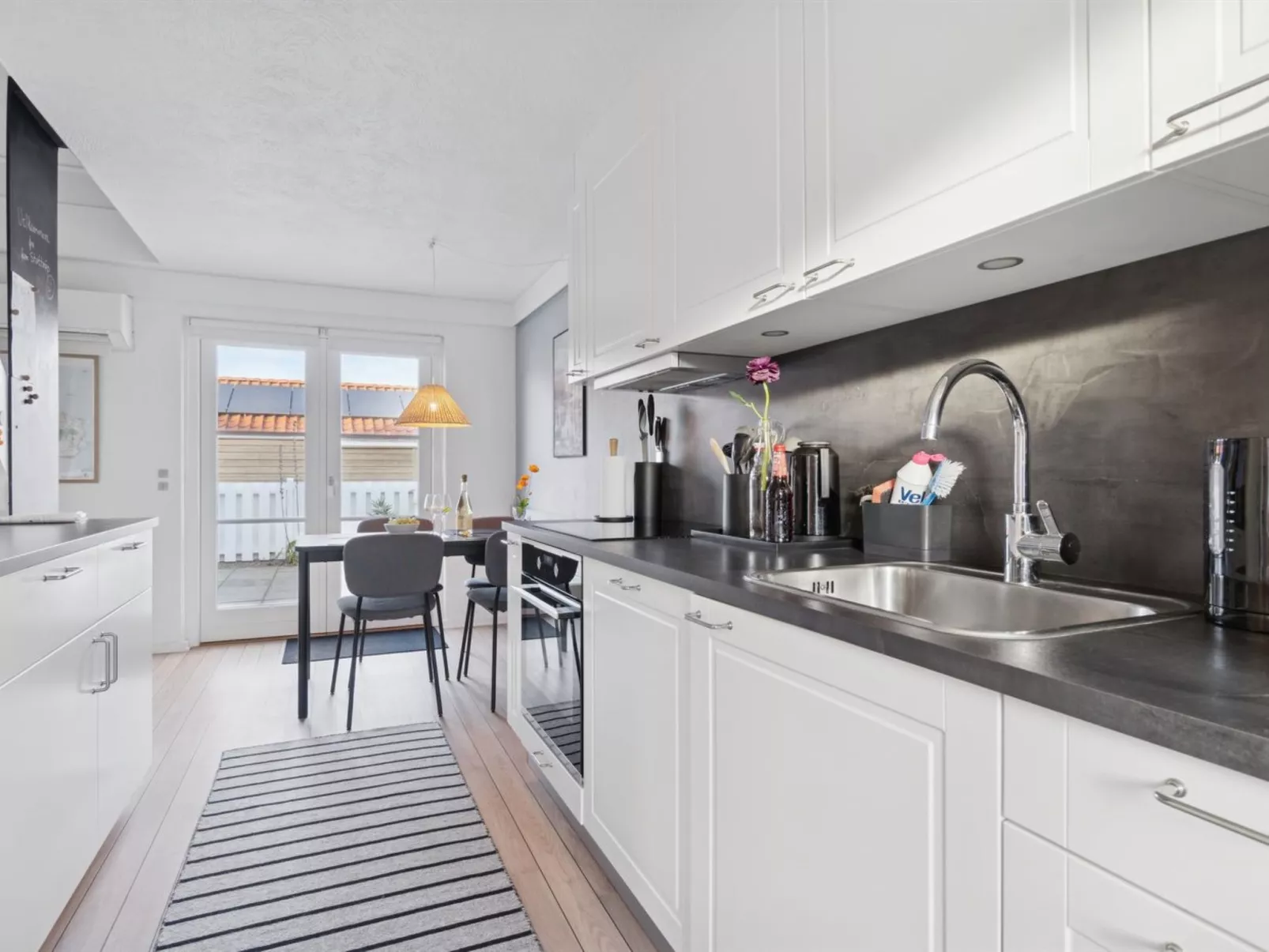 "Majvi" - 300m from the sea-Binnen