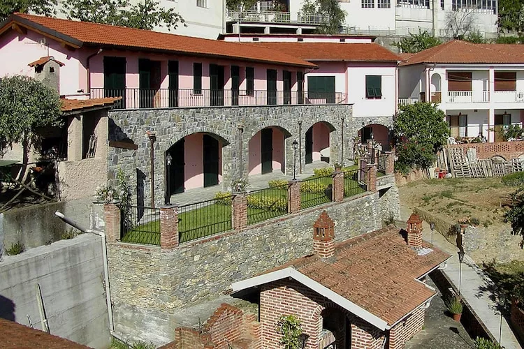 Agri-tourism Borgo Ameno Casanova Lerrone BX4 / B401-Buitenkant zomer