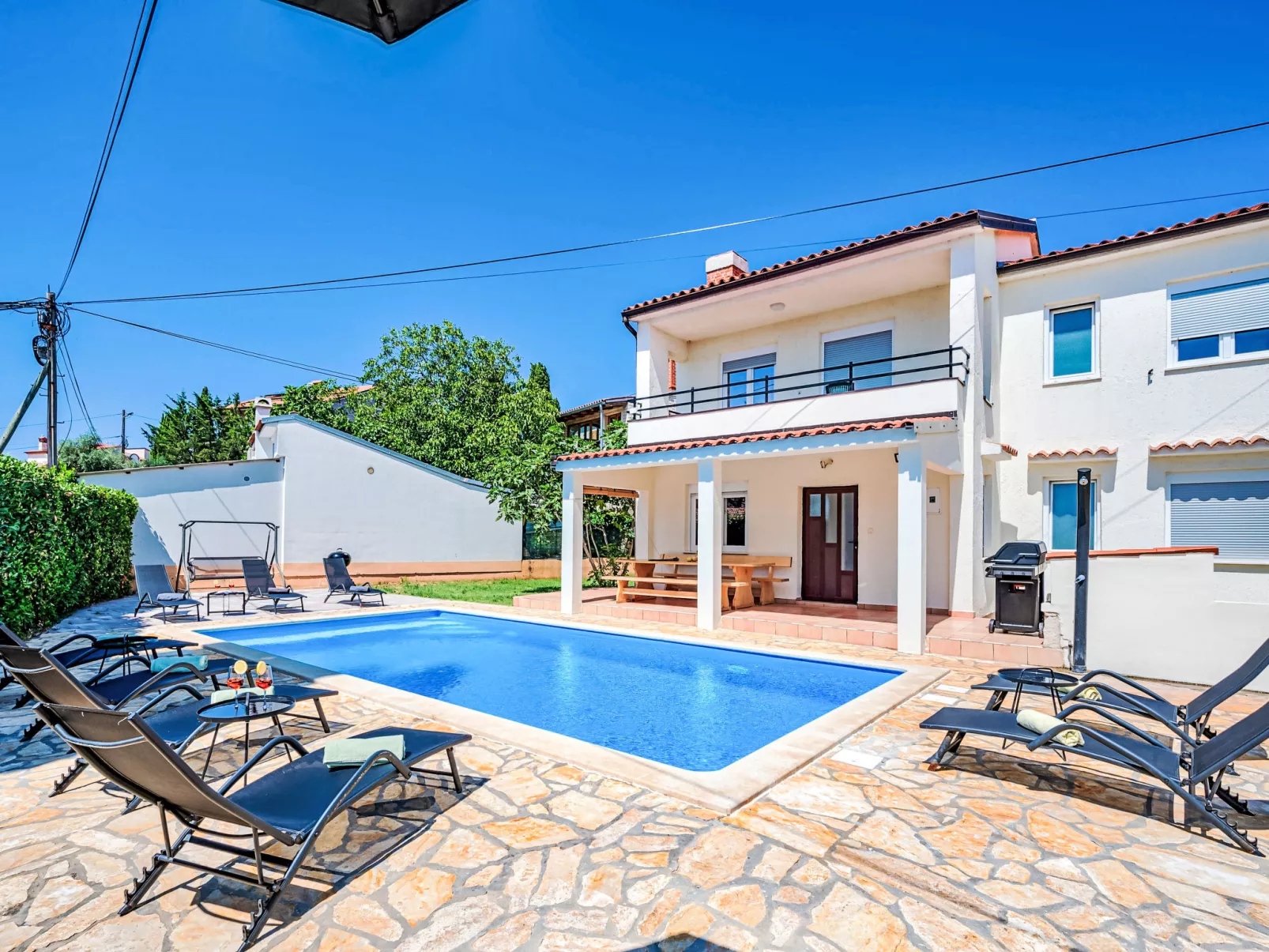 Villa mit Garten, Grill und Terrasse-Buiten