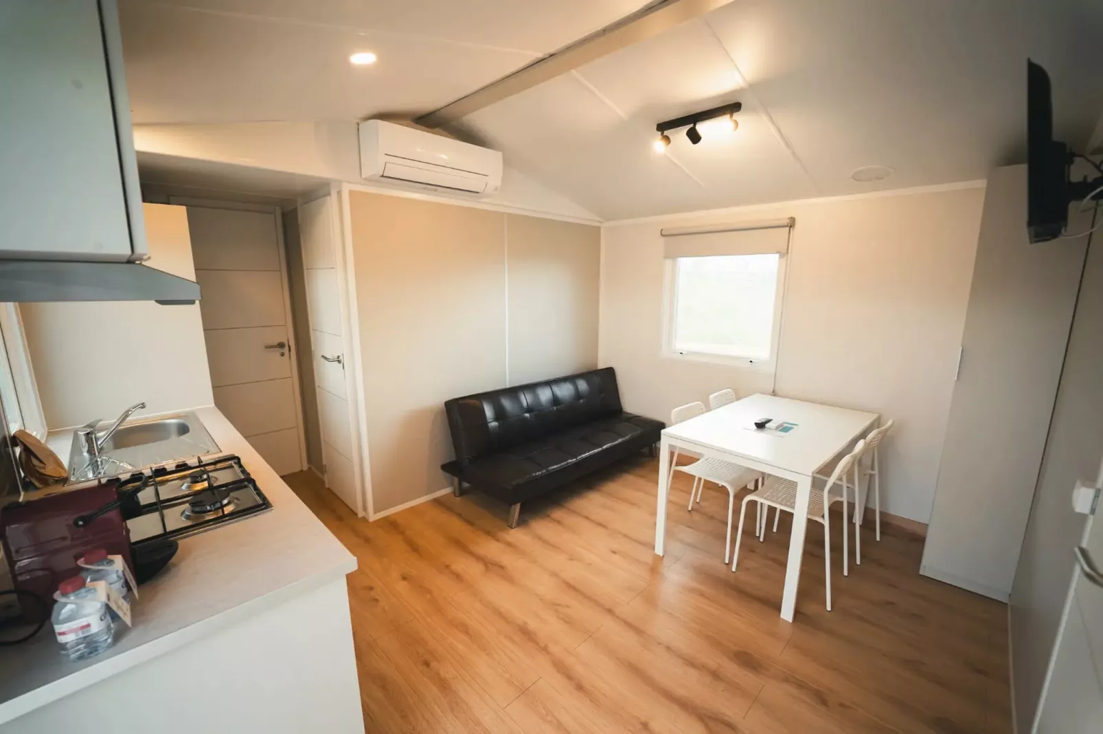 HOLA CAMP CHILCHES-Comfort 4-Woonkamer