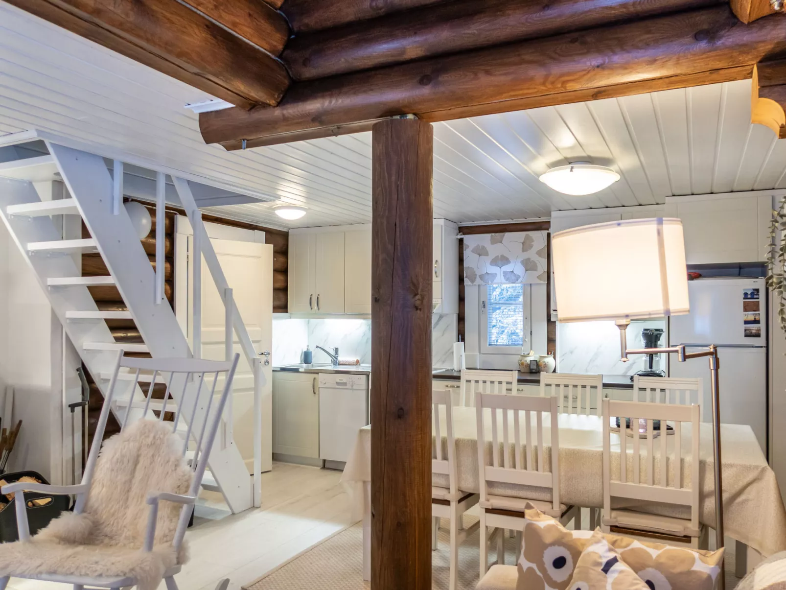 Linnanhelmi (ent. metsäpeura) - Binnen