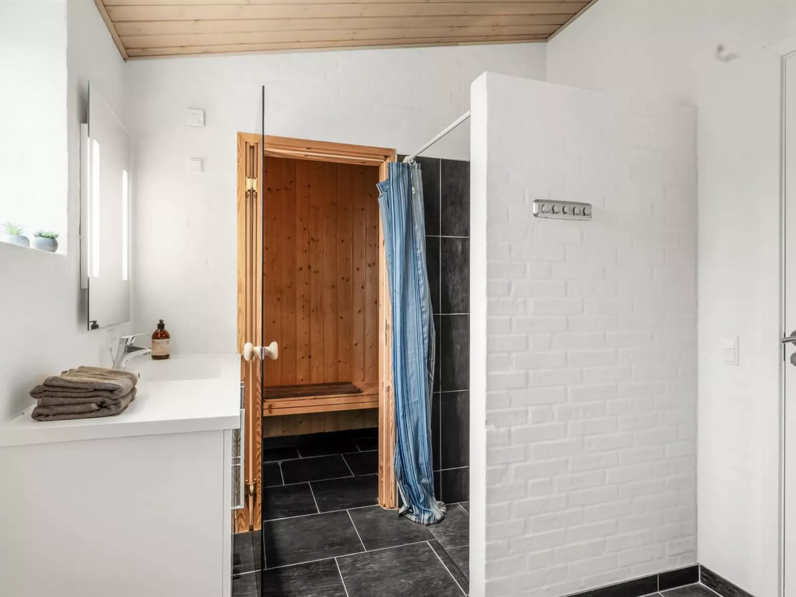 "Marjatta" - 3.2km from the sea - Binnen