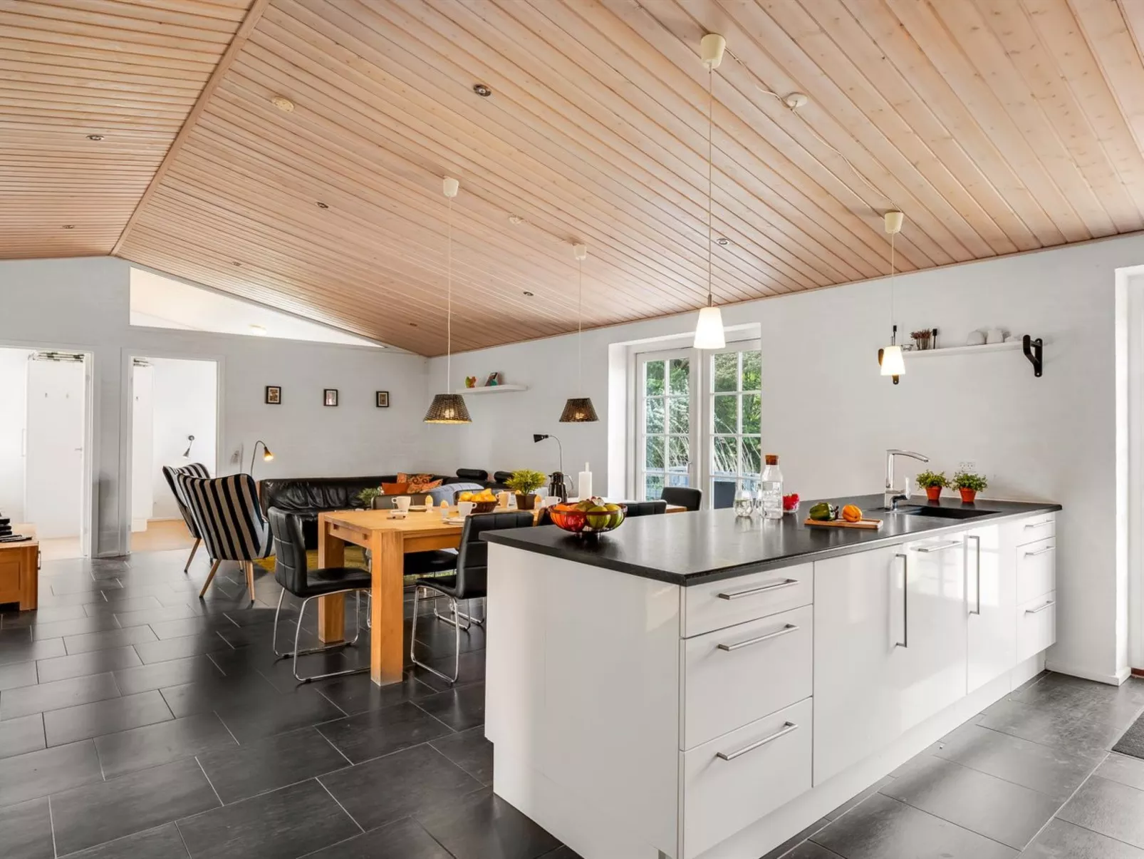 "Sod" - 3.2km from the sea - Binnen