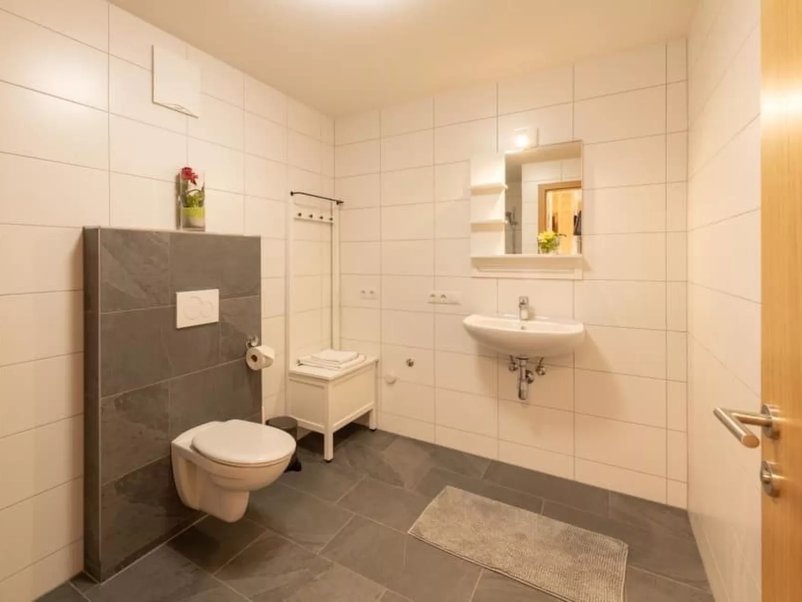 Ruhig mit einem herrlichen Blick auf die Berge. - Image-tags.info