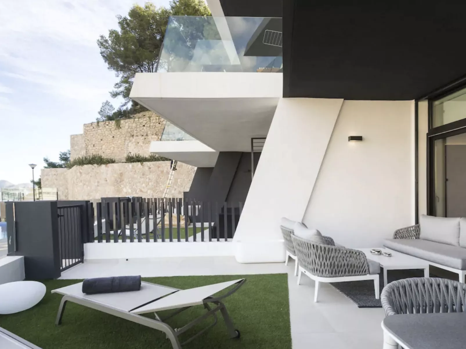 Luxuriöses Apartment mit Pool und Garage am Poniente Beach! - Image-tags.info