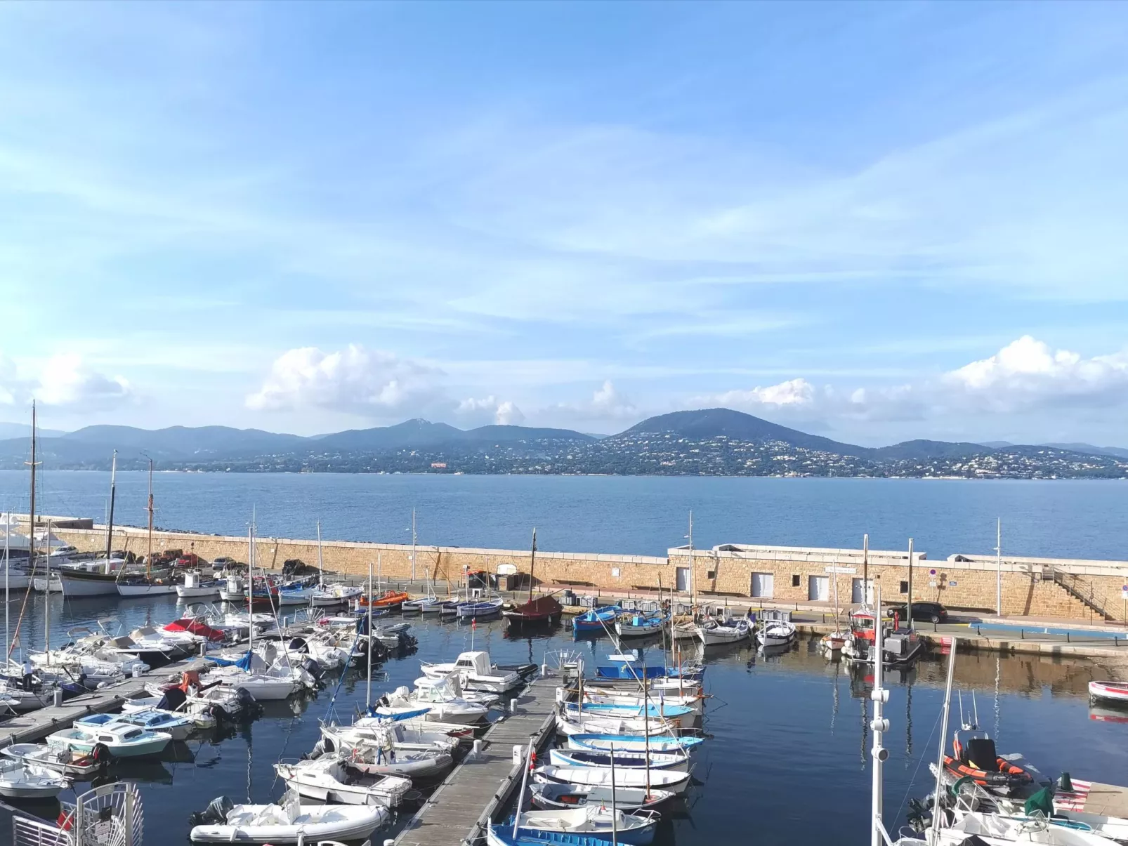 Wunderschöne Wohnung mit Balkon am Hafen - Image-tags.info