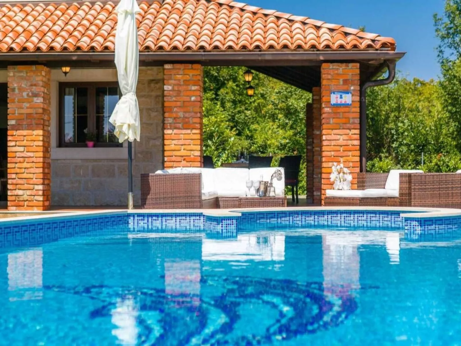 Villa Kamenica  im mediterranen Stil mit Innen- und Außenpool - Image-tags.info