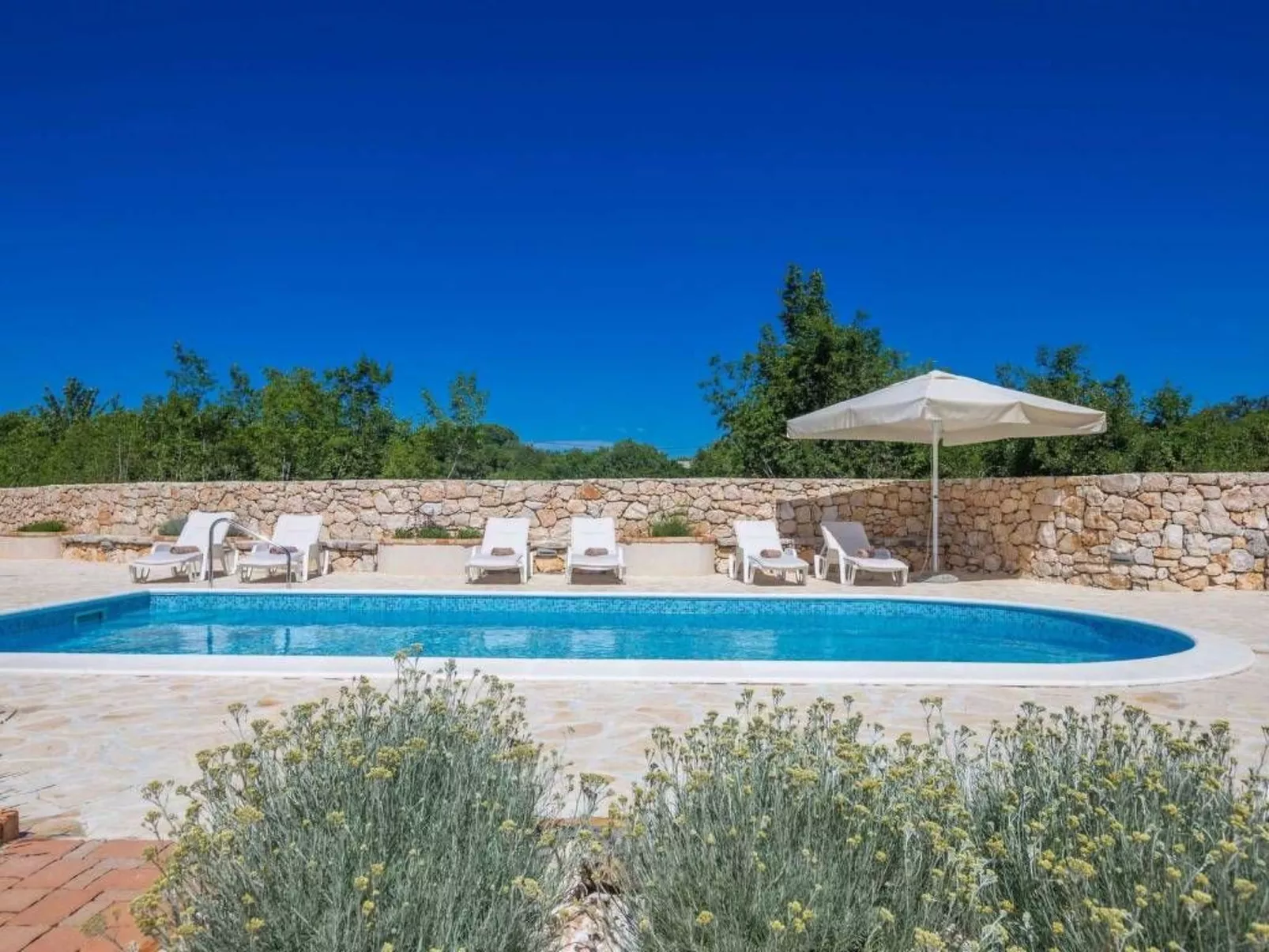 In Kras mit privatem Parkplatz - Image-tags.info