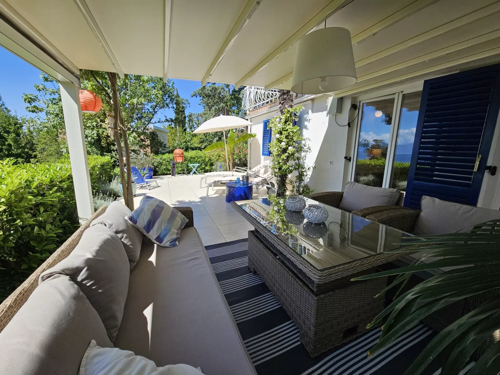 Barbara mit wünderschöne Terrasse - Image-tags.info