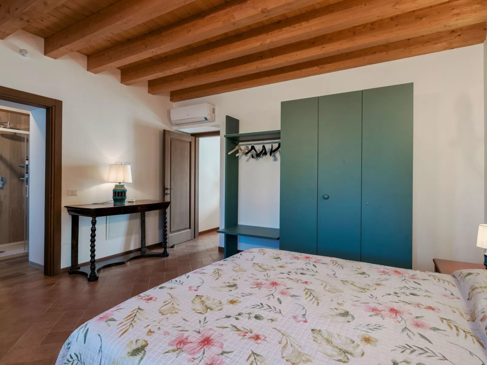 Zweizimmerwohnung mit Doppelbett und zwei Schlafsofas - Image-tags.info